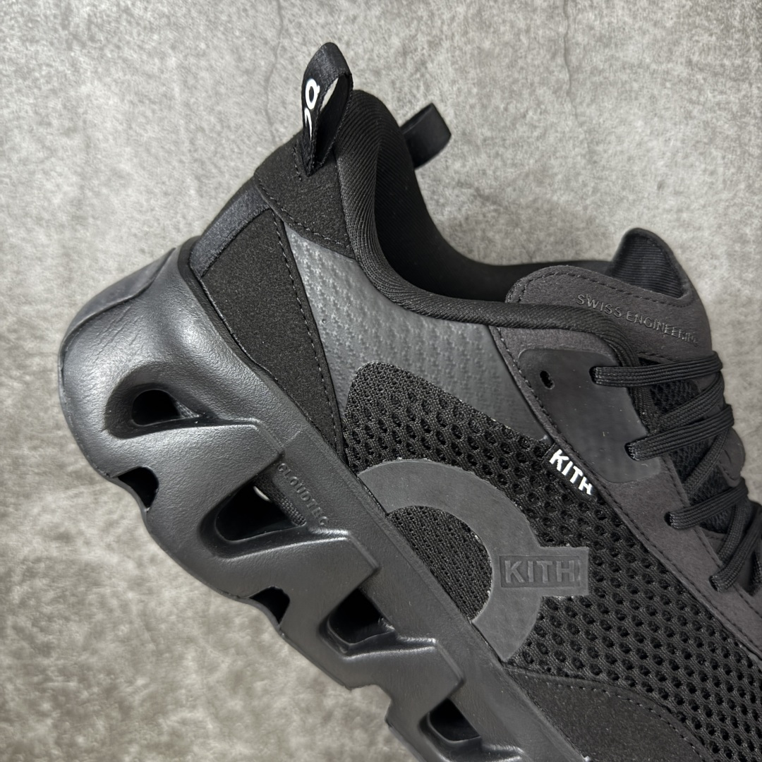 图片[7]-【OG纯原】KITH x ON 昂跑联名 Cloudswift K-Tech 1 系列 3MG10775560 低帮休闲跑步鞋 大厂出品 原版有1比1打造 配件齐全 外贸专供 尺码最大做到46码 市面最高还原度版本 打造最强品质 没有之一 全新开发的鞋面结构，用高透气网布拼了大面积的合成麂皮。这种材质碰撞脱离了普通跑鞋的塑料感，更有时装质感；搭载了On的CloudTec缓震科技和Helion超级泡棉，全新的Cloudswift鞋底结构，脚感和支撑性都拉满，外底还直接刻上了Kith的字母组合，彰显联名身份；翻开鞋底，是定制的Kith Monogram老花外底，既保留了On的专业感，又带点Kith标志性的精致灰调。 尺码：36 36.5 37.5 38 38.5 39 40 40.5 41 42 42.5 43 44 44.5 45 46-选品中心