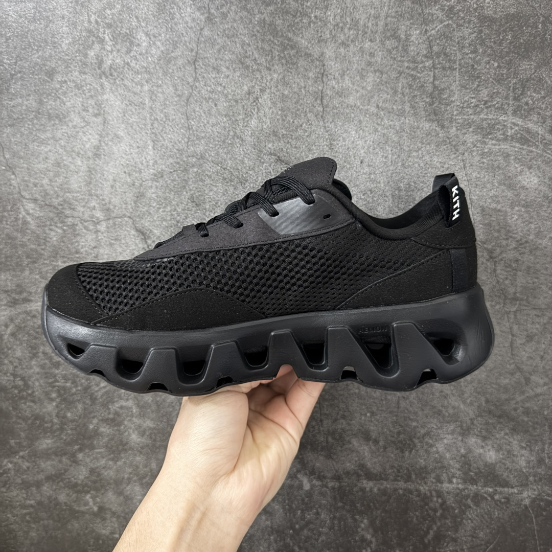 图片[2]-【OG纯原】KITH x ON 昂跑联名 Cloudswift K-Tech 1 系列 3MG10775560 低帮休闲跑步鞋 大厂出品 原版有1比1打造 配件齐全 外贸专供 尺码最大做到46码 市面最高还原度版本 打造最强品质 没有之一 全新开发的鞋面结构，用高透气网布拼了大面积的合成麂皮。这种材质碰撞脱离了普通跑鞋的塑料感，更有时装质感；搭载了On的CloudTec缓震科技和Helion超级泡棉，全新的Cloudswift鞋底结构，脚感和支撑性都拉满，外底还直接刻上了Kith的字母组合，彰显联名身份；翻开鞋底，是定制的Kith Monogram老花外底，既保留了On的专业感，又带点Kith标志性的精致灰调。 尺码：36 36.5 37.5 38 38.5 39 40 40.5 41 42 42.5 43 44 44.5 45 46-选品中心