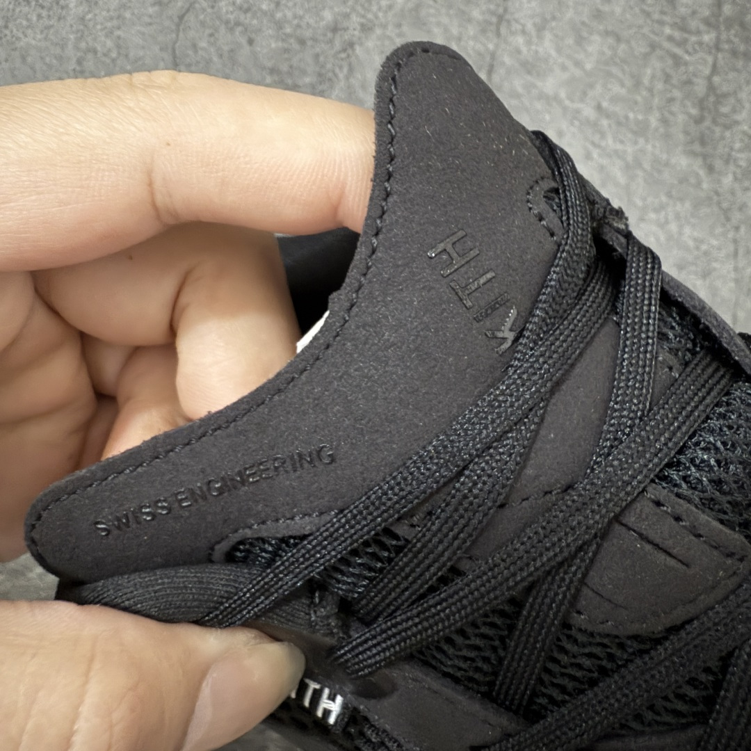 图片[5]-【OG纯原】KITH x ON 昂跑联名 Cloudswift K-Tech 1 系列 3MG10775560 低帮休闲跑步鞋 大厂出品 原版有1比1打造 配件齐全 外贸专供 尺码最大做到46码 市面最高还原度版本 打造最强品质 没有之一 全新开发的鞋面结构，用高透气网布拼了大面积的合成麂皮。这种材质碰撞脱离了普通跑鞋的塑料感，更有时装质感；搭载了On的CloudTec缓震科技和Helion超级泡棉，全新的Cloudswift鞋底结构，脚感和支撑性都拉满，外底还直接刻上了Kith的字母组合，彰显联名身份；翻开鞋底，是定制的Kith Monogram老花外底，既保留了On的专业感，又带点Kith标志性的精致灰调。 尺码：36 36.5 37.5 38 38.5 39 40 40.5 41 42 42.5 43 44 44.5 45 46-选品中心