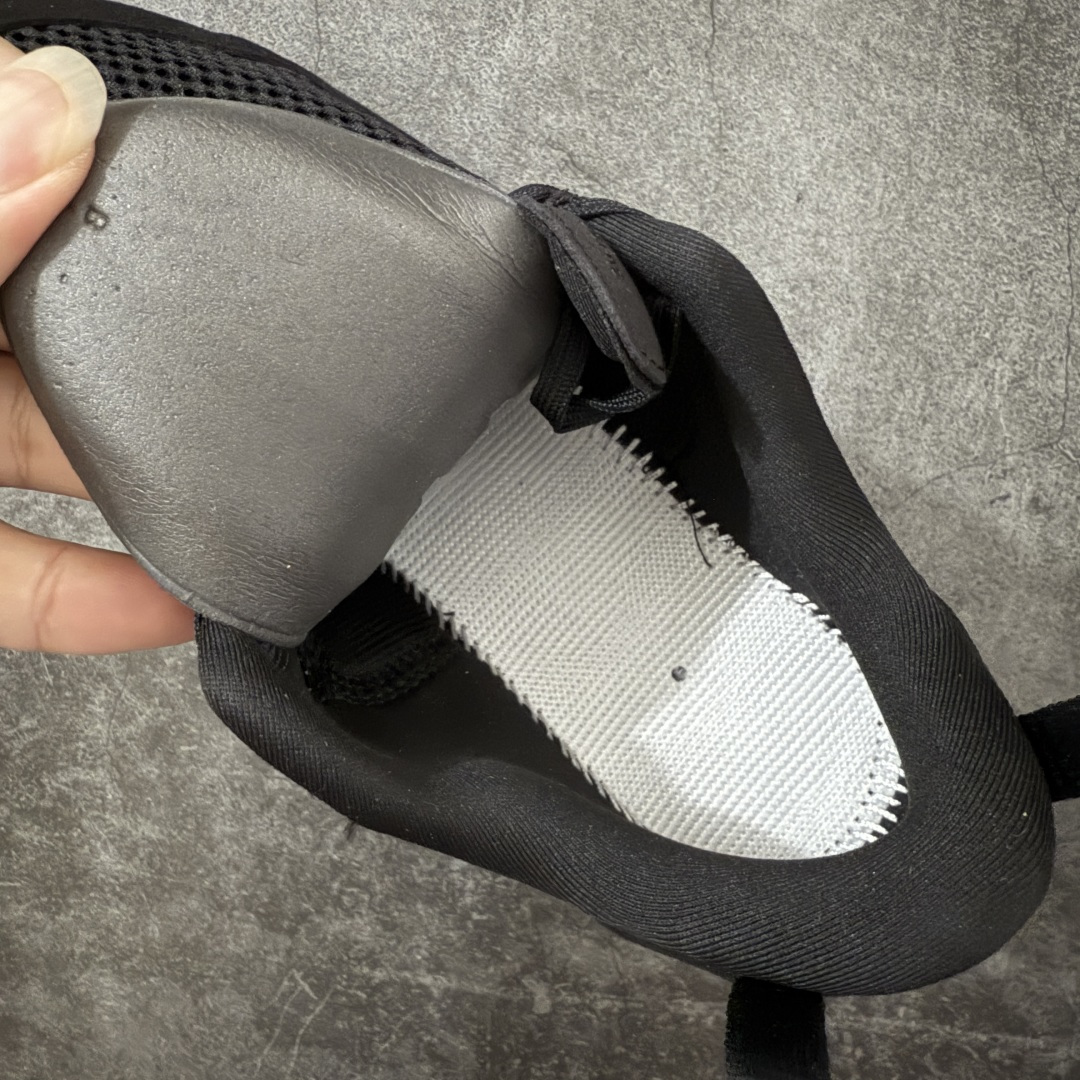图片[7]-【OG纯原】KITH x ON 昂跑联名 Cloudswift K-Tech 1 系列 3MG10775560 低帮休闲跑步鞋 大厂出品 原版有1比1打造 配件齐全 外贸专供 尺码最大做到46码 市面最高还原度版本 打造最强品质 没有之一 全新开发的鞋面结构，用高透气网布拼了大面积的合成麂皮。这种材质碰撞脱离了普通跑鞋的塑料感，更有时装质感；搭载了On的CloudTec缓震科技和Helion超级泡棉，全新的Cloudswift鞋底结构，脚感和支撑性都拉满，外底还直接刻上了Kith的字母组合，彰显联名身份；翻开鞋底，是定制的Kith Monogram老花外底，既保留了On的专业感，又带点Kith标志性的精致灰调。 尺码：36 36.5 37.5 38 38.5 39 40 40.5 41 42 42.5 43 44 44.5 45 46-选品中心