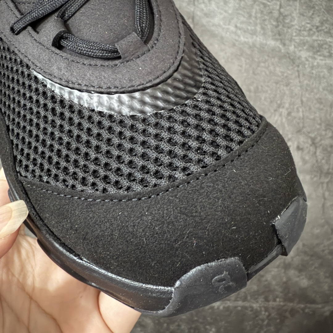图片[4]-【OG纯原】KITH x ON 昂跑联名 Cloudswift K-Tech 1 系列 3MG10775560 低帮休闲跑步鞋 大厂出品 原版有1比1打造 配件齐全 外贸专供 尺码最大做到46码 市面最高还原度版本 打造最强品质 没有之一 全新开发的鞋面结构，用高透气网布拼了大面积的合成麂皮。这种材质碰撞脱离了普通跑鞋的塑料感，更有时装质感；搭载了On的CloudTec缓震科技和Helion超级泡棉，全新的Cloudswift鞋底结构，脚感和支撑性都拉满，外底还直接刻上了Kith的字母组合，彰显联名身份；翻开鞋底，是定制的Kith Monogram老花外底，既保留了On的专业感，又带点Kith标志性的精致灰调。 尺码：36 36.5 37.5 38 38.5 39 40 40.5 41 42 42.5 43 44 44.5 45 46-选品中心
