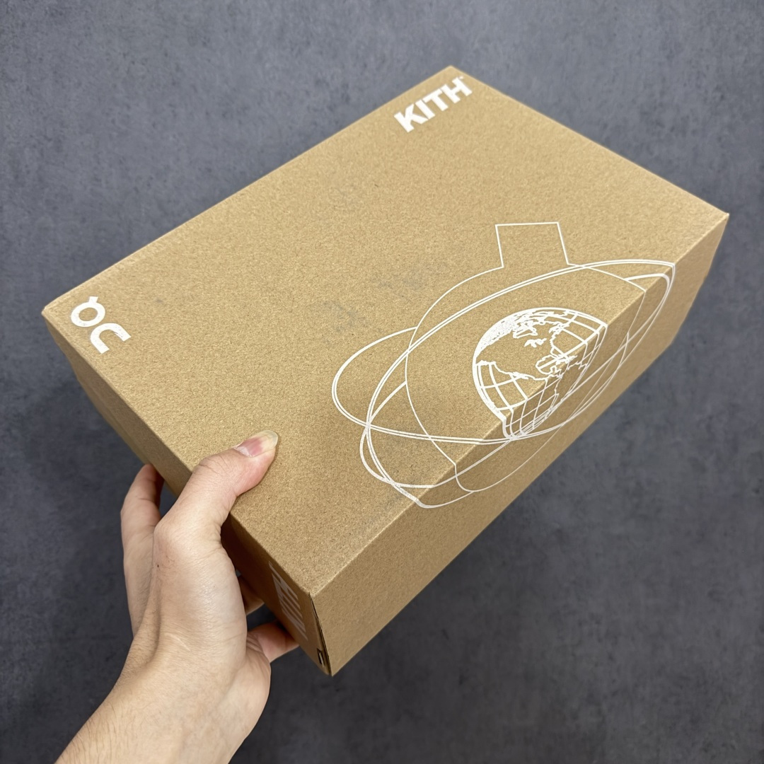 图片[10]-【OG纯原】KITH x ON 昂跑联名 Cloudswift K-Tech 1 系列 3MG10775560 低帮休闲跑步鞋 大厂出品 原版有1比1打造 配件齐全 外贸专供 尺码最大做到46码 市面最高还原度版本 打造最强品质 没有之一 全新开发的鞋面结构，用高透气网布拼了大面积的合成麂皮。这种材质碰撞脱离了普通跑鞋的塑料感，更有时装质感；搭载了On的CloudTec缓震科技和Helion超级泡棉，全新的Cloudswift鞋底结构，脚感和支撑性都拉满，外底还直接刻上了Kith的字母组合，彰显联名身份；翻开鞋底，是定制的Kith Monogram老花外底，既保留了On的专业感，又带点Kith标志性的精致灰调。 尺码：36 36.5 37.5 38 38.5 39 40 40.5 41 42 42.5 43 44 44.5 45 46-选品中心