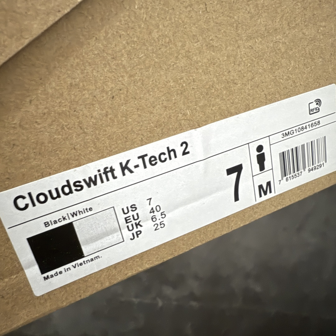 图片[9]-【OG纯原】KITH x ON 昂跑联名 Cloudswift K-Tech 1 系列 3MG10775560 低帮休闲跑步鞋 大厂出品 原版有1比1打造 配件齐全 外贸专供 尺码最大做到46码 市面最高还原度版本 打造最强品质 没有之一 全新开发的鞋面结构，用高透气网布拼了大面积的合成麂皮。这种材质碰撞脱离了普通跑鞋的塑料感，更有时装质感；搭载了On的CloudTec缓震科技和Helion超级泡棉，全新的Cloudswift鞋底结构，脚感和支撑性都拉满，外底还直接刻上了Kith的字母组合，彰显联名身份；翻开鞋底，是定制的Kith Monogram老花外底，既保留了On的专业感，又带点Kith标志性的精致灰调。 尺码：36 36.5 37.5 38 38.5 39 40 40.5 41 42 42.5 43 44 44.5 45 46-选品中心
