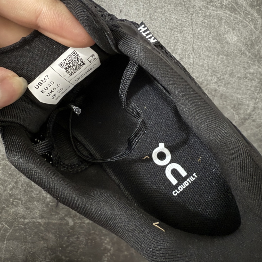 图片[6]-【OG纯原】KITH x ON 昂跑联名 Cloudswift K-Tech 1 系列 3MG10775560 低帮休闲跑步鞋 大厂出品 原版有1比1打造 配件齐全 外贸专供 尺码最大做到46码 市面最高还原度版本 打造最强品质 没有之一 全新开发的鞋面结构，用高透气网布拼了大面积的合成麂皮。这种材质碰撞脱离了普通跑鞋的塑料感，更有时装质感；搭载了On的CloudTec缓震科技和Helion超级泡棉，全新的Cloudswift鞋底结构，脚感和支撑性都拉满，外底还直接刻上了Kith的字母组合，彰显联名身份；翻开鞋底，是定制的Kith Monogram老花外底，既保留了On的专业感，又带点Kith标志性的精致灰调。 尺码：36 36.5 37.5 38 38.5 39 40 40.5 41 42 42.5 43 44 44.5 45 46-选品中心