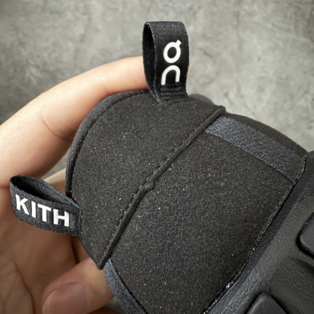 图片[2]-【OG纯原】KITH x ON 昂跑联名 Cloudswift K-Tech 1 系列 3MG10775560 低帮休闲跑步鞋 大厂出品 原版有1比1打造 配件齐全 外贸专供 尺码最大做到46码 市面最高还原度版本 打造最强品质 没有之一 全新开发的鞋面结构，用高透气网布拼了大面积的合成麂皮。这种材质碰撞脱离了普通跑鞋的塑料感，更有时装质感；搭载了On的CloudTec缓震科技和Helion超级泡棉，全新的Cloudswift鞋底结构，脚感和支撑性都拉满，外底还直接刻上了Kith的字母组合，彰显联名身份；翻开鞋底，是定制的Kith Monogram老花外底，既保留了On的专业感，又带点Kith标志性的精致灰调。 尺码：36 36.5 37.5 38 38.5 39 40 40.5 41 42 42.5 43 44 44.5 45 46-选品中心