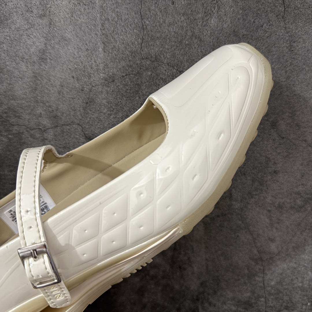 图片[6]-【公司级】Nike × NAKED Copenhagen SHOX Z Calistra 街头感舒适百搭 玛丽珍鞋 女款 耐克蕾虎联名款的玛丽珍，整体外观采用了黑红的经典搭配，漆皮的鞋面质感很细腻，自带低调光泽，绑带处的花卉刺绣更添了几分温柔精致，更显Calistra的特别之处，后根Shox鞋底的红色，内里的红色和黑色鞋面形成强烈对比。黑漆皮里藏着一点红，像穿着礼服去跑步，像买花路上突然想跳舞，弹簧柱踩在地上，每一步都有点嚣张，运动中带着少女感。 货号： IR5510-100 尺码： 35.5 36 36.5 37.5 38 38.5 39 40 40.5 41-选品中心
