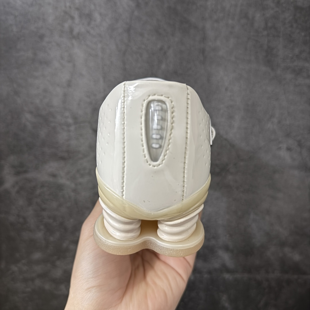 图片[4]-【公司级】Nike × NAKED Copenhagen SHOX Z Calistra 街头感舒适百搭 玛丽珍鞋 女款 耐克蕾虎联名款的玛丽珍，整体外观采用了黑红的经典搭配，漆皮的鞋面质感很细腻，自带低调光泽，绑带处的花卉刺绣更添了几分温柔精致，更显Calistra的特别之处，后根Shox鞋底的红色，内里的红色和黑色鞋面形成强烈对比。黑漆皮里藏着一点红，像穿着礼服去跑步，像买花路上突然想跳舞，弹簧柱踩在地上，每一步都有点嚣张，运动中带着少女感。 货号： IR5510-100 尺码： 35.5 36 36.5 37.5 38 38.5 39 40 40.5 41-选品中心