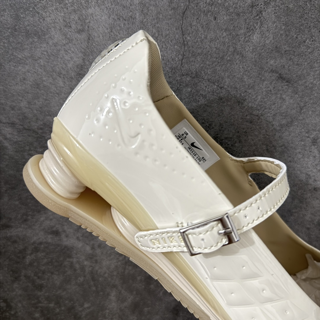 图片[7]-【公司级】Nike × NAKED Copenhagen SHOX Z Calistra 街头感舒适百搭 玛丽珍鞋 女款 耐克蕾虎联名款的玛丽珍，整体外观采用了黑红的经典搭配，漆皮的鞋面质感很细腻，自带低调光泽，绑带处的花卉刺绣更添了几分温柔精致，更显Calistra的特别之处，后根Shox鞋底的红色，内里的红色和黑色鞋面形成强烈对比。黑漆皮里藏着一点红，像穿着礼服去跑步，像买花路上突然想跳舞，弹簧柱踩在地上，每一步都有点嚣张，运动中带着少女感。 货号： IR5510-100 尺码： 35.5 36 36.5 37.5 38 38.5 39 40 40.5 41-选品中心