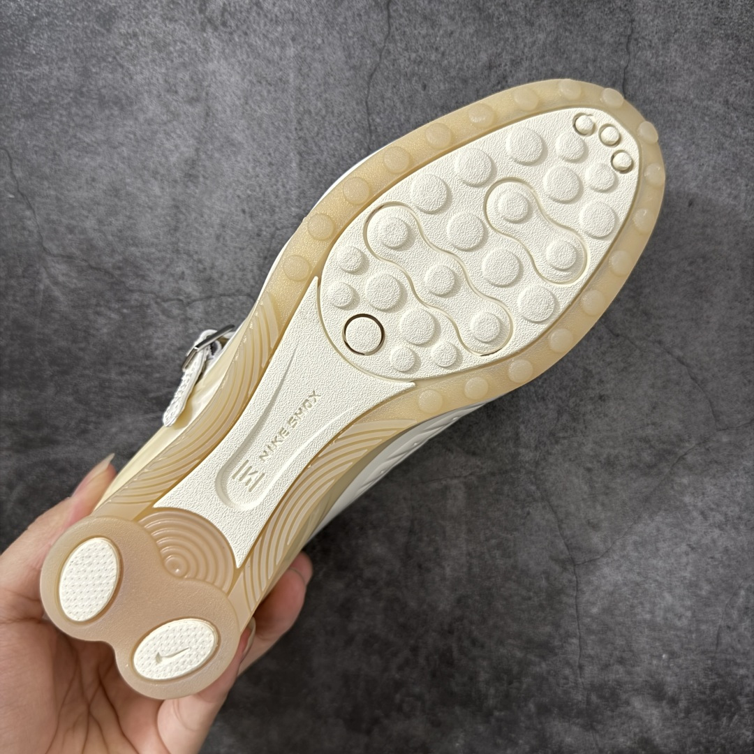 图片[9]-【公司级】Nike × NAKED Copenhagen SHOX Z Calistra 街头感舒适百搭 玛丽珍鞋 女款 耐克蕾虎联名款的玛丽珍，整体外观采用了黑红的经典搭配，漆皮的鞋面质感很细腻，自带低调光泽，绑带处的花卉刺绣更添了几分温柔精致，更显Calistra的特别之处，后根Shox鞋底的红色，内里的红色和黑色鞋面形成强烈对比。黑漆皮里藏着一点红，像穿着礼服去跑步，像买花路上突然想跳舞，弹簧柱踩在地上，每一步都有点嚣张，运动中带着少女感。 货号： IR5510-100 尺码： 35.5 36 36.5 37.5 38 38.5 39 40 40.5 41-选品中心