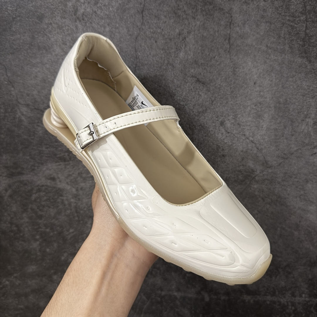 图片[3]-【公司级】Nike × NAKED Copenhagen SHOX Z Calistra 街头感舒适百搭 玛丽珍鞋 女款 耐克蕾虎联名款的玛丽珍，整体外观采用了黑红的经典搭配，漆皮的鞋面质感很细腻，自带低调光泽，绑带处的花卉刺绣更添了几分温柔精致，更显Calistra的特别之处，后根Shox鞋底的红色，内里的红色和黑色鞋面形成强烈对比。黑漆皮里藏着一点红，像穿着礼服去跑步，像买花路上突然想跳舞，弹簧柱踩在地上，每一步都有点嚣张，运动中带着少女感。 货号： IR5510-100 尺码： 35.5 36 36.5 37.5 38 38.5 39 40 40.5 41-选品中心