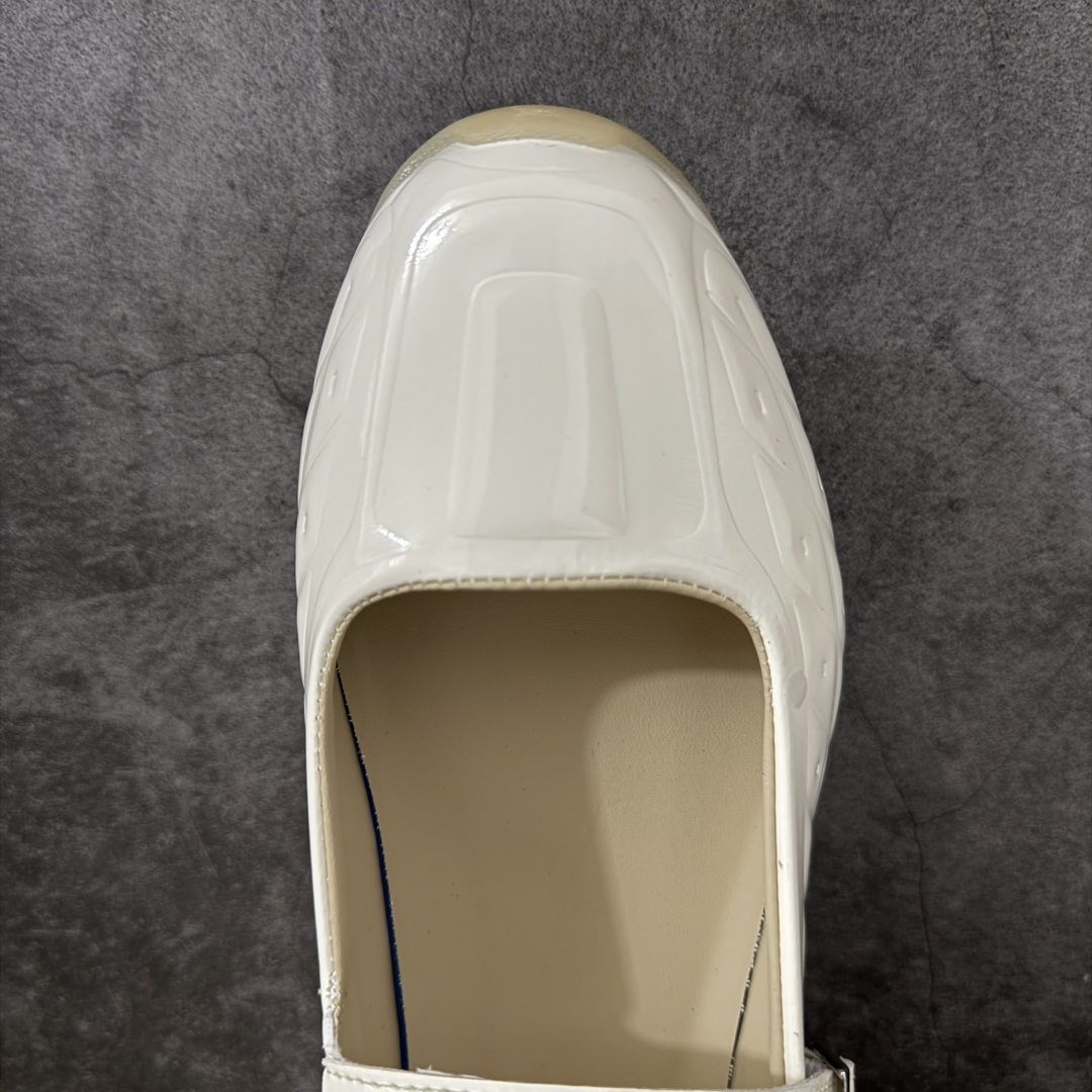 图片[5]-【公司级】Nike × NAKED Copenhagen SHOX Z Calistra 街头感舒适百搭 玛丽珍鞋 女款 耐克蕾虎联名款的玛丽珍，整体外观采用了黑红的经典搭配，漆皮的鞋面质感很细腻，自带低调光泽，绑带处的花卉刺绣更添了几分温柔精致，更显Calistra的特别之处，后根Shox鞋底的红色，内里的红色和黑色鞋面形成强烈对比。黑漆皮里藏着一点红，像穿着礼服去跑步，像买花路上突然想跳舞，弹簧柱踩在地上，每一步都有点嚣张，运动中带着少女感。 货号： IR5510-100 尺码： 35.5 36 36.5 37.5 38 38.5 39 40 40.5 41-选品中心