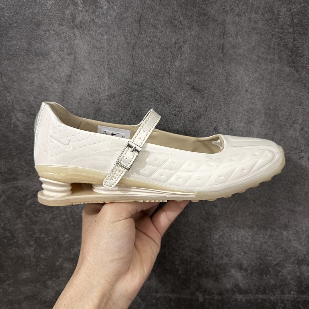 【公司级】Nike × NAKED Copenhagen SHOX Z Calistra 街头感舒适百搭 玛丽珍鞋 女款 耐克蕾虎联名款的玛丽珍，整体外观采用了黑红的经典搭配，漆皮的鞋面质感很细腻，自带低调光泽，绑带处的花卉刺绣更添了几分温柔精致，更显Calistra的特别之处，后根Shox鞋底的红色，内里的红色和黑色鞋面形成强烈对比。黑漆皮里藏着一点红，像穿着礼服去跑步，像买花路上突然想跳舞，弹簧柱踩在地上，每一步都有点嚣张，运动中带着少女感。 货号： IR5510-100 尺码： 35.5 36 36.5 37.5 38 38.5 39 40 40.5 41-选品中心