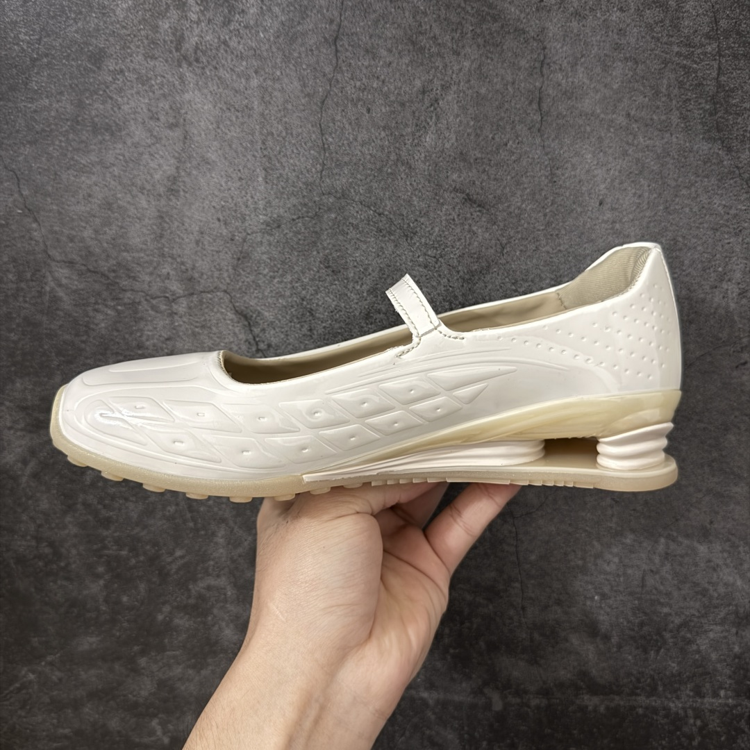 图片[2]-【公司级】Nike × NAKED Copenhagen SHOX Z Calistra 街头感舒适百搭 玛丽珍鞋 女款 耐克蕾虎联名款的玛丽珍，整体外观采用了黑红的经典搭配，漆皮的鞋面质感很细腻，自带低调光泽，绑带处的花卉刺绣更添了几分温柔精致，更显Calistra的特别之处，后根Shox鞋底的红色，内里的红色和黑色鞋面形成强烈对比。黑漆皮里藏着一点红，像穿着礼服去跑步，像买花路上突然想跳舞，弹簧柱踩在地上，每一步都有点嚣张，运动中带着少女感。 货号： IR5510-100 尺码： 35.5 36 36.5 37.5 38 38.5 39 40 40.5 41-选品中心