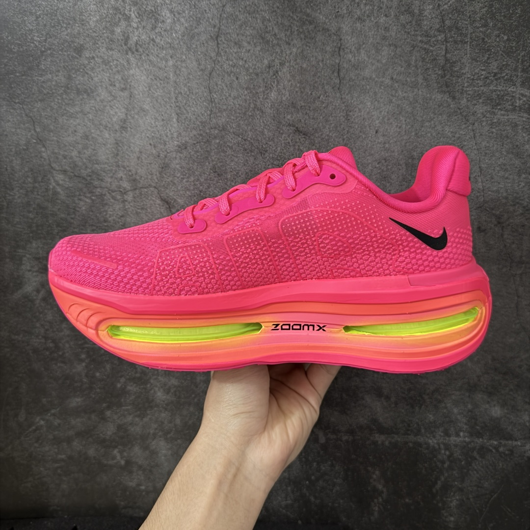 图片[2]-【XE纯原】NIKE VOMERO PREMIUM 全掌气垫缓震网面运动跑鞋 市场最强 没有之一 纯原生产线出品 原版开发 全部原材料 细节一比一打造 完美还原zp脚感 正确前后分离式两片纤维柱气垫 上下包裹超软弹泡棉 正确组合大底 区别市场通货 版型完美 鞋面材料同步原版1：1 全部原版开发校对 欢迎对比💪🏻 Nike 运用 Air技术专利，推出 Nike Pegasus Premium，沿用经典 Pegasus 系列产品深受跑者喜爱的缓震功能，并配置 Nike 首款可见式塑形 Air Zoom 气垫。 全掌可见的AirZoom首次在Pegasus系列中出现，模仿了Vaporfly的碳板曲线，增强了跑步时的流畅过渡。 货号：HM5973-603 尺码：36-46（半）-选品中心