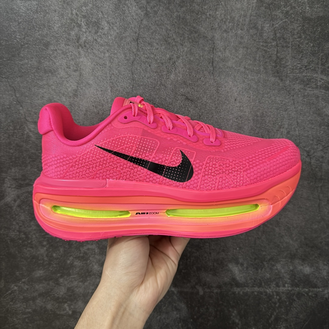【XE纯原】NIKE VOMERO PREMIUM 全掌气垫缓震网面运动跑鞋 市场最强 没有之一 纯原生产线出品 原版开发 全部原材料 细节一比一打造 完美还原zp脚感 正确前后分离式两片纤维柱气垫 上下包裹超软弹泡棉 正确组合大底 区别市场通货 版型完美 鞋面材料同步原版1：1 全部原版开发校对 欢迎对比💪🏻 Nike 运用 Air技术专利，推出 Nike Pegasus Premium，沿用经典 Pegasus 系列产品深受跑者喜爱的缓震功能，并配置 Nike 首款可见式塑形 Air Zoom 气垫。 全掌可见的AirZoom首次在Pegasus系列中出现，模仿了Vaporfly的碳板曲线，增强了跑步时的流畅过渡。 货号：HM5973-603 尺码：36-46（半）-选品中心
