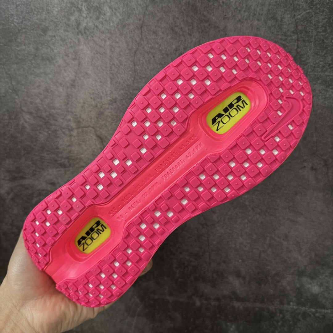 图片[9]-【XE纯原】NIKE VOMERO PREMIUM 全掌气垫缓震网面运动跑鞋 市场最强 没有之一 纯原生产线出品 原版开发 全部原材料 细节一比一打造 完美还原zp脚感 正确前后分离式两片纤维柱气垫 上下包裹超软弹泡棉 正确组合大底 区别市场通货 版型完美 鞋面材料同步原版1：1 全部原版开发校对 欢迎对比💪🏻 Nike 运用 Air技术专利，推出 Nike Pegasus Premium，沿用经典 Pegasus 系列产品深受跑者喜爱的缓震功能，并配置 Nike 首款可见式塑形 Air Zoom 气垫。 全掌可见的AirZoom首次在Pegasus系列中出现，模仿了Vaporfly的碳板曲线，增强了跑步时的流畅过渡。 货号：HM5973-603 尺码：36-46（半）-选品中心