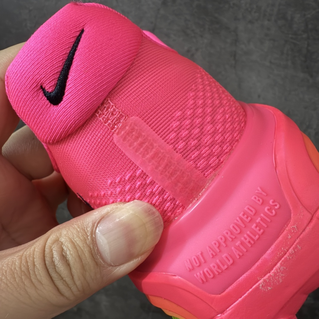 图片[2]-【XE纯原】NIKE VOMERO PREMIUM 全掌气垫缓震网面运动跑鞋 市场最强 没有之一 纯原生产线出品 原版开发 全部原材料 细节一比一打造 完美还原zp脚感 正确前后分离式两片纤维柱气垫 上下包裹超软弹泡棉 正确组合大底 区别市场通货 版型完美 鞋面材料同步原版1：1 全部原版开发校对 欢迎对比💪🏻 Nike 运用 Air技术专利，推出 Nike Pegasus Premium，沿用经典 Pegasus 系列产品深受跑者喜爱的缓震功能，并配置 Nike 首款可见式塑形 Air Zoom 气垫。 全掌可见的AirZoom首次在Pegasus系列中出现，模仿了Vaporfly的碳板曲线，增强了跑步时的流畅过渡。 货号：HM5973-603 尺码：36-46（半）-选品中心