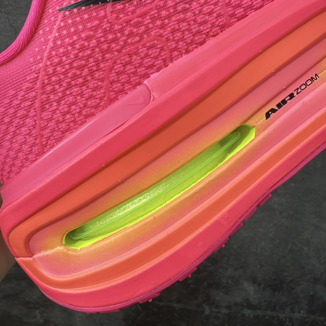 图片[3]-【XE纯原】NIKE VOMERO PREMIUM 全掌气垫缓震网面运动跑鞋 市场最强 没有之一 纯原生产线出品 原版开发 全部原材料 细节一比一打造 完美还原zp脚感 正确前后分离式两片纤维柱气垫 上下包裹超软弹泡棉 正确组合大底 区别市场通货 版型完美 鞋面材料同步原版1：1 全部原版开发校对 欢迎对比💪🏻 Nike 运用 Air技术专利，推出 Nike Pegasus Premium，沿用经典 Pegasus 系列产品深受跑者喜爱的缓震功能，并配置 Nike 首款可见式塑形 Air Zoom 气垫。 全掌可见的AirZoom首次在Pegasus系列中出现，模仿了Vaporfly的碳板曲线，增强了跑步时的流畅过渡。 货号：HM5973-603 尺码：36-46（半）-选品中心
