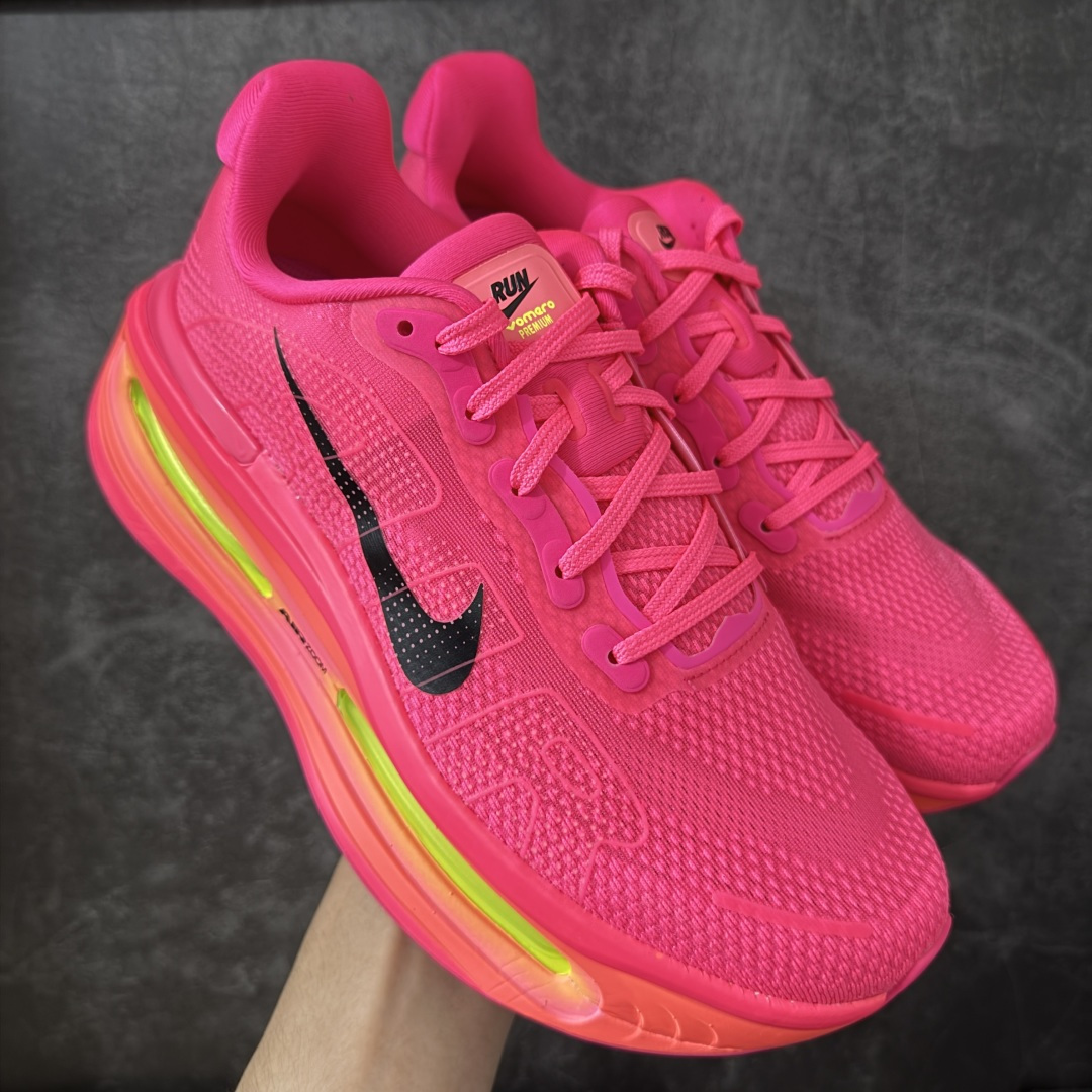 【XE纯原】NIKE VOMERO PREMIUM 全掌气垫缓震网面运动跑鞋 市场最强 没有之一 纯原生产线出品 原版开发 全部原材料 细节一比一打造 完美还原zp脚感 正确前后分离式两片纤维柱气垫 上下包裹超软弹泡棉 正确组合大底 区别市场通货 版型完美 鞋面材料同步原版1：1 全部原版开发校对 欢迎对比💪🏻 Nike 运用 Air技术专利，推出 Nike Pegasus Premium，沿用经典 Pegasus 系列产品深受跑者喜爱的缓震功能，并配置 Nike 首款可见式塑形 Air Zoom 气垫。 全掌可见的AirZoom首次在Pegasus系列中出现，模仿了Vaporfly的碳板曲线，增强了跑步时的流畅过渡。 货号：HM5973-603 尺码：36-46（半）-选品中心