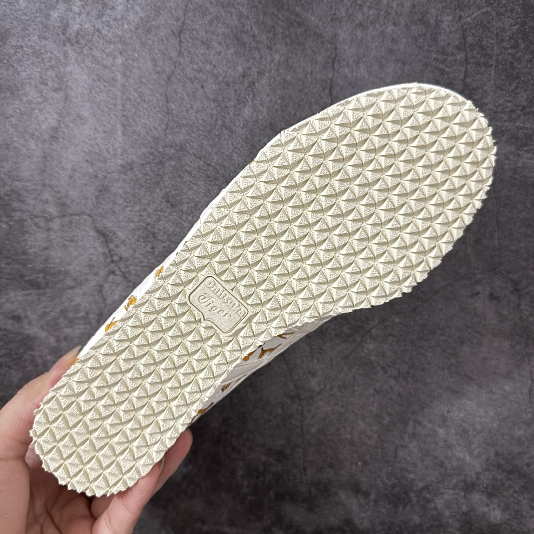 图片[9]-【K13头层版】Onitsuka Tiger Mexico 66 亚瑟士鬼冢虎复古经典板鞋 平台专供 原鞋开发 采用原厂材料 全头层纳帕细纹皮面 质感无敌 全新玻璃刀切割皮料 超高清洁度 纹路、色泽、皮心颜色 质感百分百还原 海外订单工厂出品 超成熟稳定的做工品控 原装全套纸板楦头开发 原汁原味 完美呈现版型 私模正确鞋底咬花纹路 一比一鞋头弧度高度鞋身弧度 绝不口嗨 细节品控鞋型随意秒杀市面 原档咬花纹路私模大底 一个单元有六个三角形 总体形拼接呈现花瓣状 官方四联吊牌 原装Ortholite轻量化鞋垫 原盒原配 质保卡 说明书 钢印防尘纸 纸板中底带钢印 乳胶组合鞋垫带足弓 支持全方位的对比专柜 尺码：36 37 37.5 38 39 39.5 40 40.5 41.5 42 42.5 43.5 44 44.5 45-选品中心
