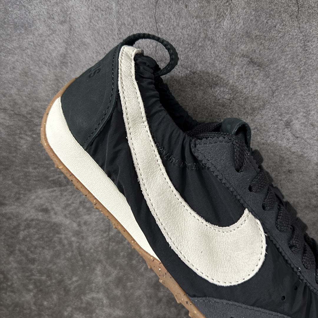 图片[7]-【纯原版】Jacquemus x Nike Jacumoon 舒适 低帮生活休闲鞋 黑白色 货号：HV8547-001 全新品质 细节升级 头层皮料 私模大底 配件齐全 目前市场最优品质 Nike和Jacquemus再度联手 鞋型高度还原了元年版的复古轮廓 细节点上在终于原味的基础上于鞋口处加入了松紧带设计 提升了穿脱的便捷性与贴合度 鞋身两侧是宽大的复古 Swoosh，而鞋舌上则点缀着专属的JACQUEMUS 标记，彰显联名 尺码：36-47.5全码出货-选品中心