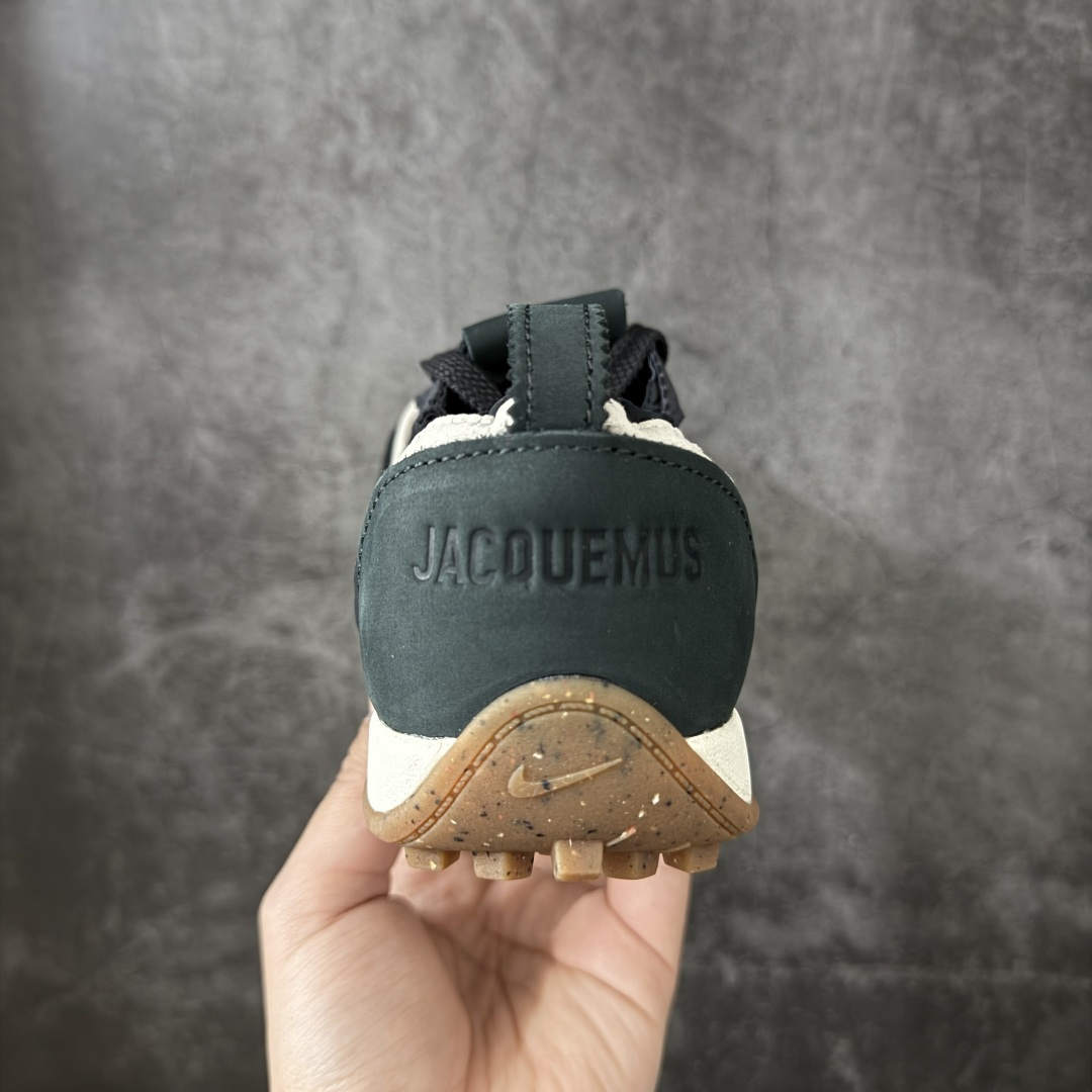 图片[4]-【纯原版】Jacquemus x Nike Jacumoon 舒适 低帮生活休闲鞋 黑白色 货号：HV8547-001 全新品质 细节升级 头层皮料 私模大底 配件齐全 目前市场最优品质 Nike和Jacquemus再度联手 鞋型高度还原了元年版的复古轮廓 细节点上在终于原味的基础上于鞋口处加入了松紧带设计 提升了穿脱的便捷性与贴合度 鞋身两侧是宽大的复古 Swoosh，而鞋舌上则点缀着专属的JACQUEMUS 标记，彰显联名 尺码：36-47.5全码出货-选品中心