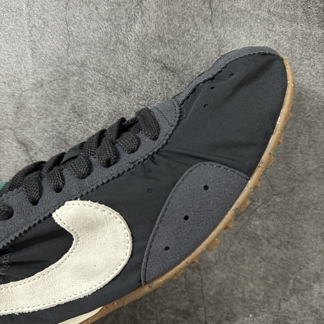 图片[6]-【纯原版】Jacquemus x Nike Jacumoon 舒适 低帮生活休闲鞋 黑白色 货号：HV8547-001 全新品质 细节升级 头层皮料 私模大底 配件齐全 目前市场最优品质 Nike和Jacquemus再度联手 鞋型高度还原了元年版的复古轮廓 细节点上在终于原味的基础上于鞋口处加入了松紧带设计 提升了穿脱的便捷性与贴合度 鞋身两侧是宽大的复古 Swoosh，而鞋舌上则点缀着专属的JACQUEMUS 标记，彰显联名 尺码：36-47.5全码出货-选品中心