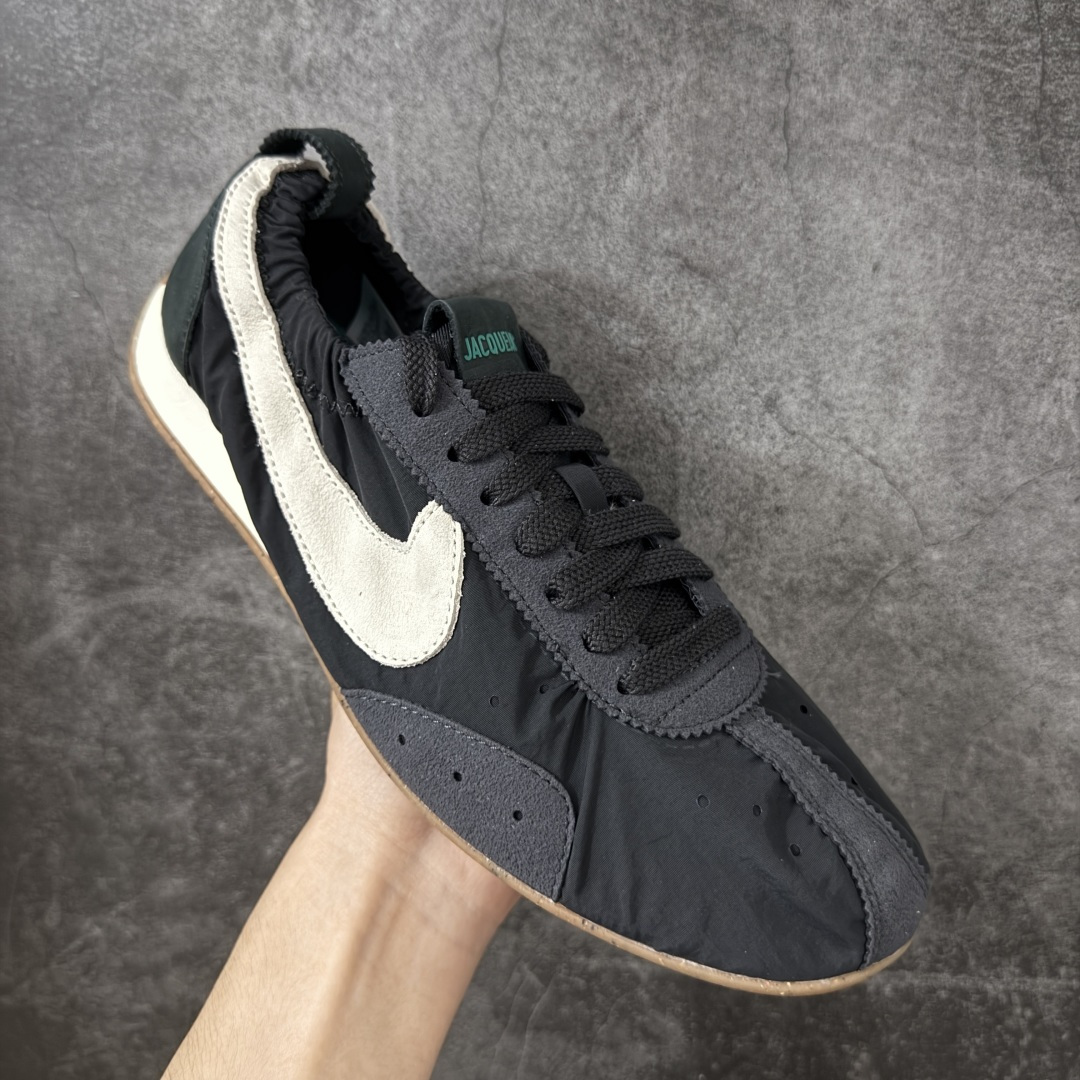 图片[3]-【纯原版】Jacquemus x Nike Jacumoon 舒适 低帮生活休闲鞋 黑白色 货号：HV8547-001 全新品质 细节升级 头层皮料 私模大底 配件齐全 目前市场最优品质 Nike和Jacquemus再度联手 鞋型高度还原了元年版的复古轮廓 细节点上在终于原味的基础上于鞋口处加入了松紧带设计 提升了穿脱的便捷性与贴合度 鞋身两侧是宽大的复古 Swoosh，而鞋舌上则点缀着专属的JACQUEMUS 标记，彰显联名 尺码：36-47.5全码出货-选品中心