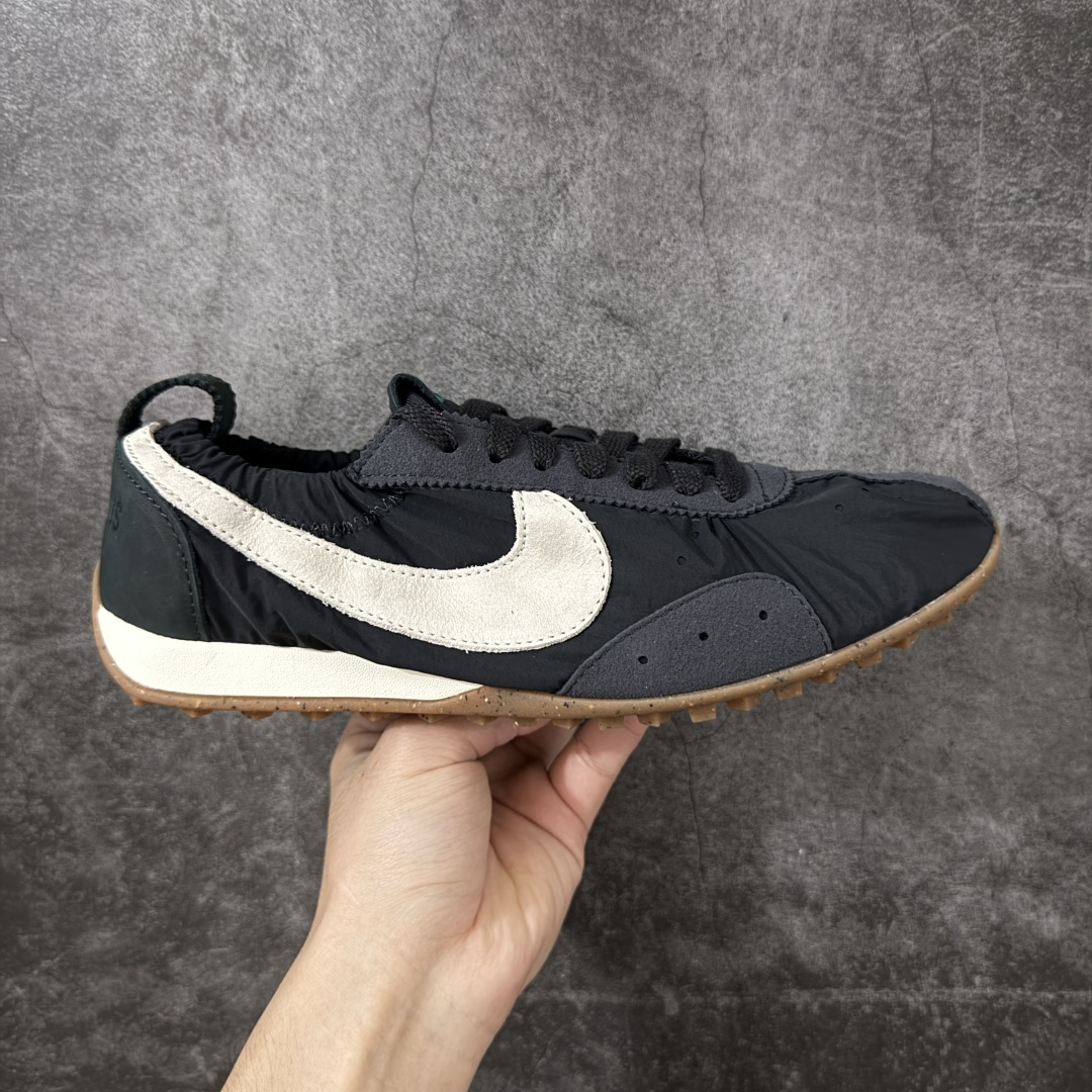 【纯原版】Jacquemus x Nike Jacumoon 舒适 低帮生活休闲鞋 黑白色 货号：HV8547-001 全新品质 细节升级 头层皮料 私模大底 配件齐全 目前市场最优品质 Nike和Jacquemus再度联手 鞋型高度还原了元年版的复古轮廓 细节点上在终于原味的基础上于鞋口处加入了松紧带设计 提升了穿脱的便捷性与贴合度 鞋身两侧是宽大的复古 Swoosh，而鞋舌上则点缀着专属的JACQUEMUS 标记，彰显联名 尺码：36-47.5全码出货-选品中心