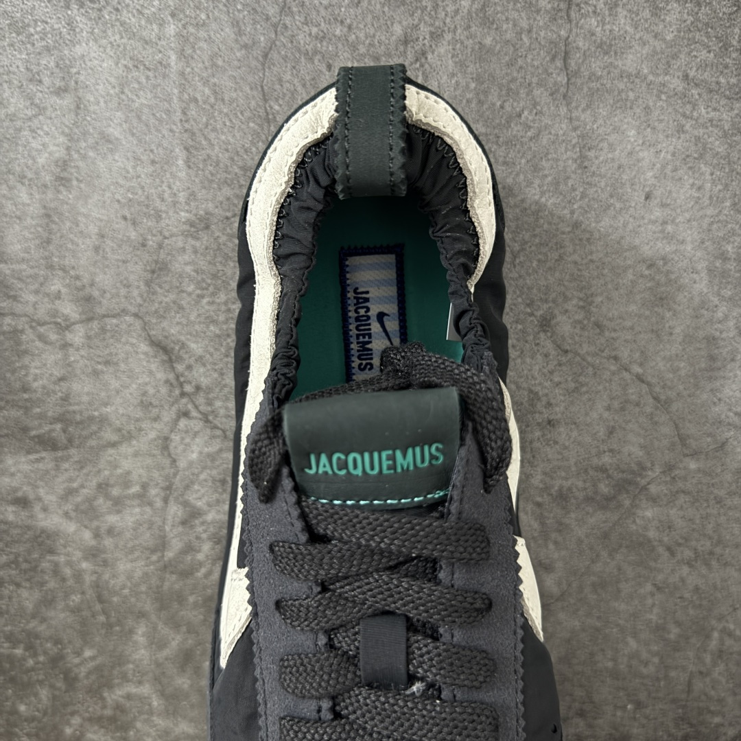 图片[8]-【纯原版】Jacquemus x Nike Jacumoon 舒适 低帮生活休闲鞋 黑白色 货号：HV8547-001 全新品质 细节升级 头层皮料 私模大底 配件齐全 目前市场最优品质 Nike和Jacquemus再度联手 鞋型高度还原了元年版的复古轮廓 细节点上在终于原味的基础上于鞋口处加入了松紧带设计 提升了穿脱的便捷性与贴合度 鞋身两侧是宽大的复古 Swoosh，而鞋舌上则点缀着专属的JACQUEMUS 标记，彰显联名 尺码：36-47.5全码出货-选品中心