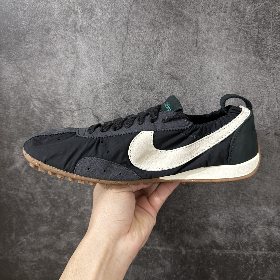 图片[2]-【纯原版】Jacquemus x Nike Jacumoon 舒适 低帮生活休闲鞋 黑白色 货号：HV8547-001 全新品质 细节升级 头层皮料 私模大底 配件齐全 目前市场最优品质 Nike和Jacquemus再度联手 鞋型高度还原了元年版的复古轮廓 细节点上在终于原味的基础上于鞋口处加入了松紧带设计 提升了穿脱的便捷性与贴合度 鞋身两侧是宽大的复古 Swoosh，而鞋舌上则点缀着专属的JACQUEMUS 标记，彰显联名 尺码：36-47.5全码出货-选品中心