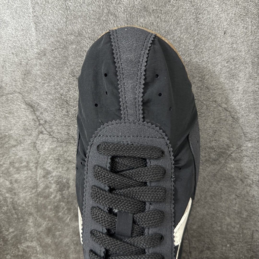 图片[5]-【纯原版】Jacquemus x Nike Jacumoon 舒适 低帮生活休闲鞋 黑白色 货号：HV8547-001 全新品质 细节升级 头层皮料 私模大底 配件齐全 目前市场最优品质 Nike和Jacquemus再度联手 鞋型高度还原了元年版的复古轮廓 细节点上在终于原味的基础上于鞋口处加入了松紧带设计 提升了穿脱的便捷性与贴合度 鞋身两侧是宽大的复古 Swoosh，而鞋舌上则点缀着专属的JACQUEMUS 标记，彰显联名 尺码：36-47.5全码出货-选品中心