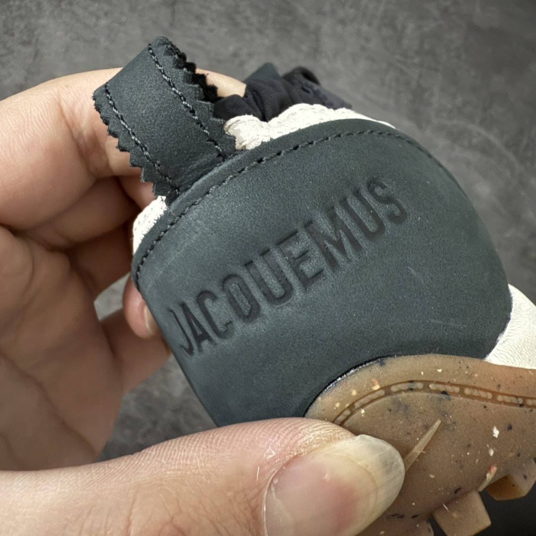 图片[4]-【纯原版】Jacquemus x Nike Jacumoon 舒适 低帮生活休闲鞋 黑白色 货号：HV8547-001 全新品质 细节升级 头层皮料 私模大底 配件齐全 目前市场最优品质 Nike和Jacquemus再度联手 鞋型高度还原了元年版的复古轮廓 细节点上在终于原味的基础上于鞋口处加入了松紧带设计 提升了穿脱的便捷性与贴合度 鞋身两侧是宽大的复古 Swoosh，而鞋舌上则点缀着专属的JACQUEMUS 标记，彰显联名 尺码：36-47.5全码出货-选品中心