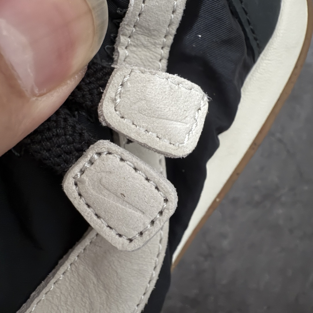 图片[8]-【纯原版】Jacquemus x Nike Jacumoon 舒适 低帮生活休闲鞋 黑白色 货号：HV8547-001 全新品质 细节升级 头层皮料 私模大底 配件齐全 目前市场最优品质 Nike和Jacquemus再度联手 鞋型高度还原了元年版的复古轮廓 细节点上在终于原味的基础上于鞋口处加入了松紧带设计 提升了穿脱的便捷性与贴合度 鞋身两侧是宽大的复古 Swoosh，而鞋舌上则点缀着专属的JACQUEMUS 标记，彰显联名 尺码：36-47.5全码出货-选品中心