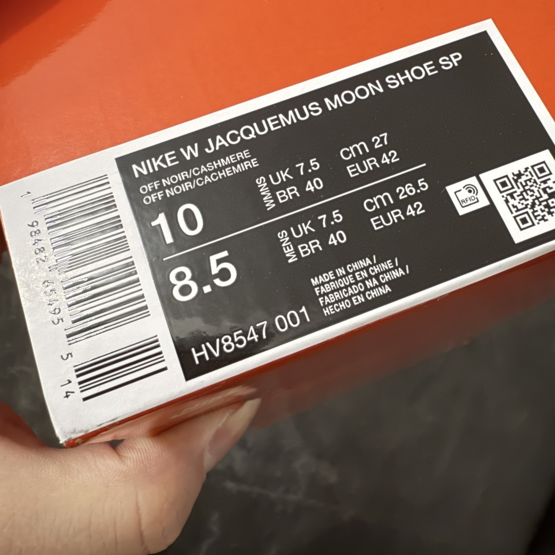 图片[12]-【纯原版】Jacquemus x Nike Jacumoon 舒适 低帮生活休闲鞋 黑白色 货号：HV8547-001 全新品质 细节升级 头层皮料 私模大底 配件齐全 目前市场最优品质 Nike和Jacquemus再度联手 鞋型高度还原了元年版的复古轮廓 细节点上在终于原味的基础上于鞋口处加入了松紧带设计 提升了穿脱的便捷性与贴合度 鞋身两侧是宽大的复古 Swoosh，而鞋舌上则点缀着专属的JACQUEMUS 标记，彰显联名 尺码：36-47.5全码出货-选品中心
