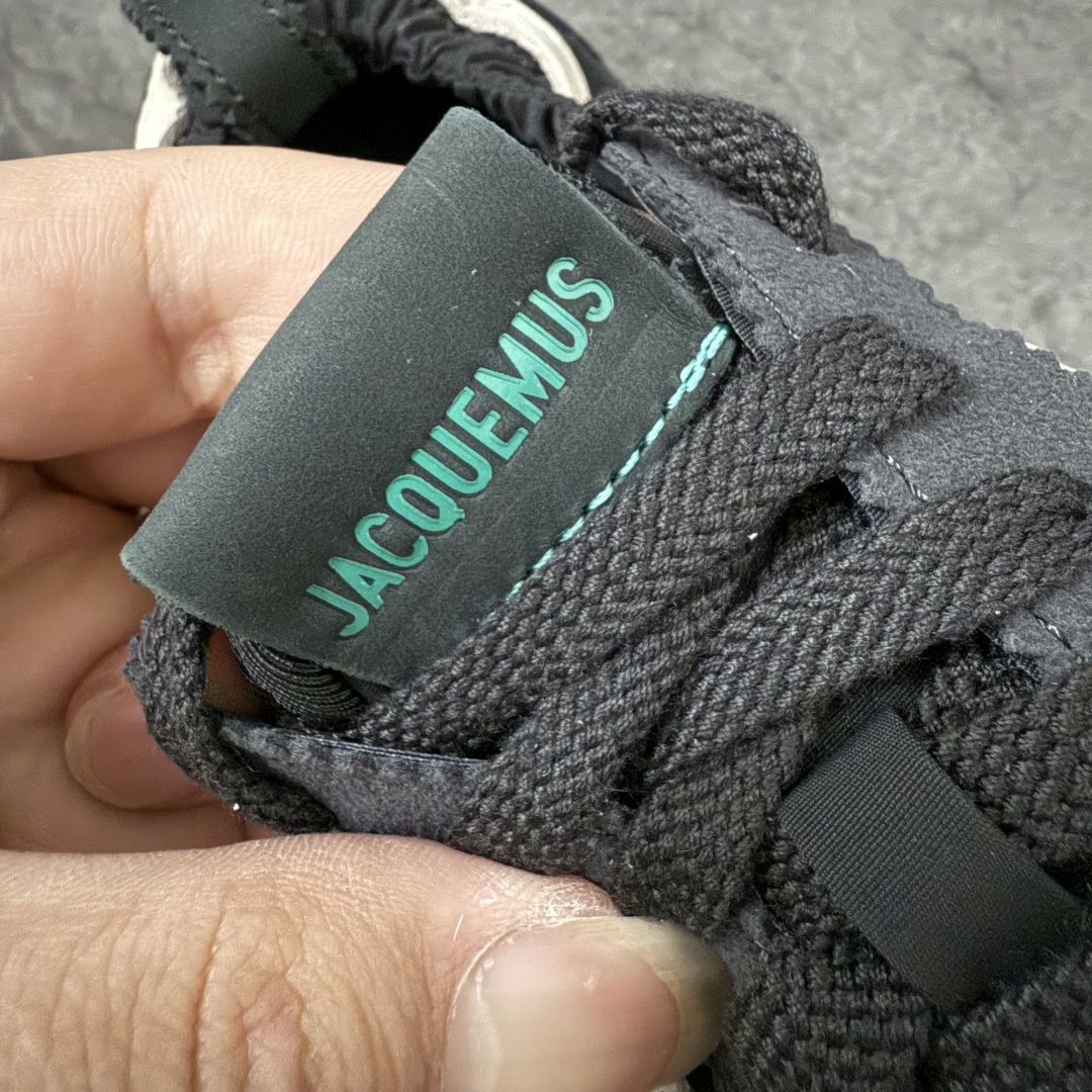 图片[7]-【纯原版】Jacquemus x Nike Jacumoon 舒适 低帮生活休闲鞋 黑白色 货号：HV8547-001 全新品质 细节升级 头层皮料 私模大底 配件齐全 目前市场最优品质 Nike和Jacquemus再度联手 鞋型高度还原了元年版的复古轮廓 细节点上在终于原味的基础上于鞋口处加入了松紧带设计 提升了穿脱的便捷性与贴合度 鞋身两侧是宽大的复古 Swoosh，而鞋舌上则点缀着专属的JACQUEMUS 标记，彰显联名 尺码：36-47.5全码出货-选品中心