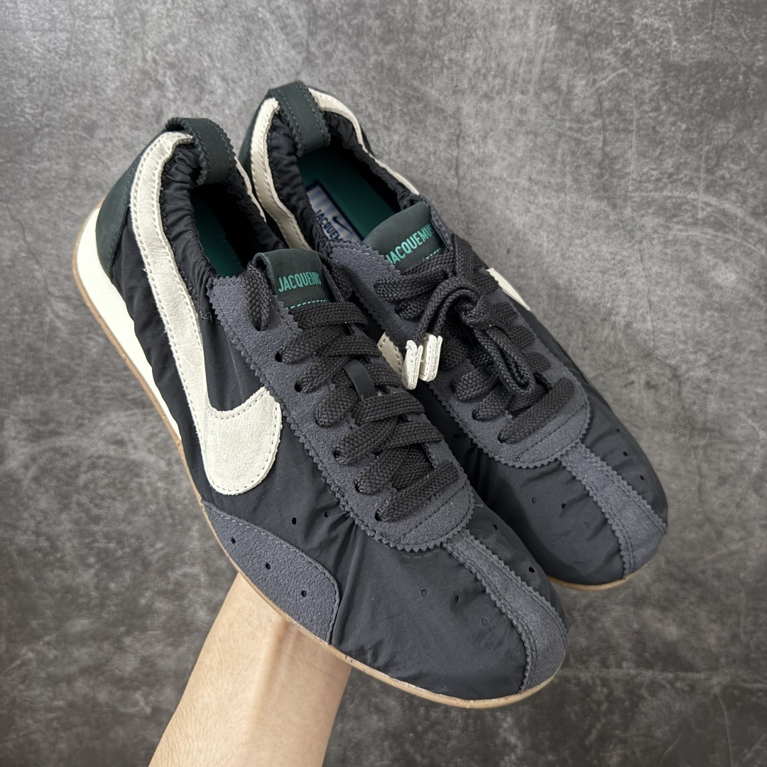 【纯原版】Jacquemus x Nike Jacumoon 舒适 低帮生活休闲鞋 黑白色 货号：HV8547-001 全新品质 细节升级 头层皮料 私模大底 配件齐全 目前市场最优品质 Nike和Jacquemus再度联手 鞋型高度还原了元年版的复古轮廓 细节点上在终于原味的基础上于鞋口处加入了松紧带设计 提升了穿脱的便捷性与贴合度 鞋身两侧是宽大的复古 Swoosh，而鞋舌上则点缀着专属的JACQUEMUS 标记，彰显联名 尺码：36-47.5全码出货-选品中心