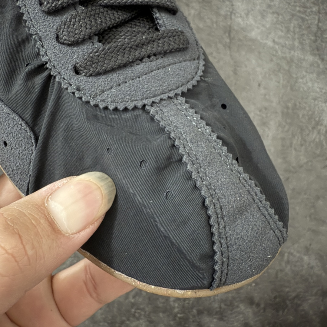 图片[6]-【纯原版】Jacquemus x Nike Jacumoon 舒适 低帮生活休闲鞋 黑白色 货号：HV8547-001 全新品质 细节升级 头层皮料 私模大底 配件齐全 目前市场最优品质 Nike和Jacquemus再度联手 鞋型高度还原了元年版的复古轮廓 细节点上在终于原味的基础上于鞋口处加入了松紧带设计 提升了穿脱的便捷性与贴合度 鞋身两侧是宽大的复古 Swoosh，而鞋舌上则点缀着专属的JACQUEMUS 标记，彰显联名 尺码：36-47.5全码出货-选品中心