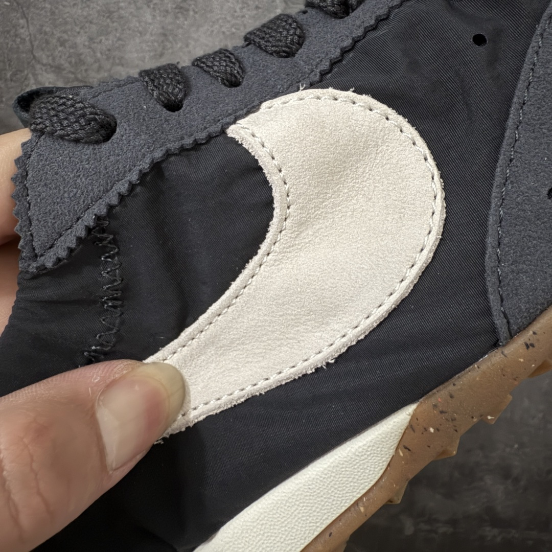 图片[5]-【纯原版】Jacquemus x Nike Jacumoon 舒适 低帮生活休闲鞋 黑白色 货号：HV8547-001 全新品质 细节升级 头层皮料 私模大底 配件齐全 目前市场最优品质 Nike和Jacquemus再度联手 鞋型高度还原了元年版的复古轮廓 细节点上在终于原味的基础上于鞋口处加入了松紧带设计 提升了穿脱的便捷性与贴合度 鞋身两侧是宽大的复古 Swoosh，而鞋舌上则点缀着专属的JACQUEMUS 标记，彰显联名 尺码：36-47.5全码出货-选品中心
