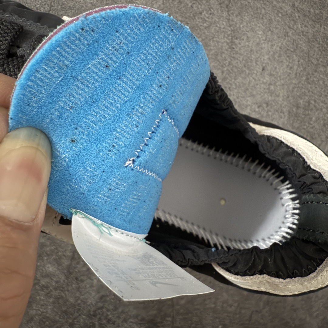 图片[9]-【纯原版】Jacquemus x Nike Jacumoon 舒适 低帮生活休闲鞋 黑白色 货号：HV8547-001 全新品质 细节升级 头层皮料 私模大底 配件齐全 目前市场最优品质 Nike和Jacquemus再度联手 鞋型高度还原了元年版的复古轮廓 细节点上在终于原味的基础上于鞋口处加入了松紧带设计 提升了穿脱的便捷性与贴合度 鞋身两侧是宽大的复古 Swoosh，而鞋舌上则点缀着专属的JACQUEMUS 标记，彰显联名 尺码：36-47.5全码出货-选品中心