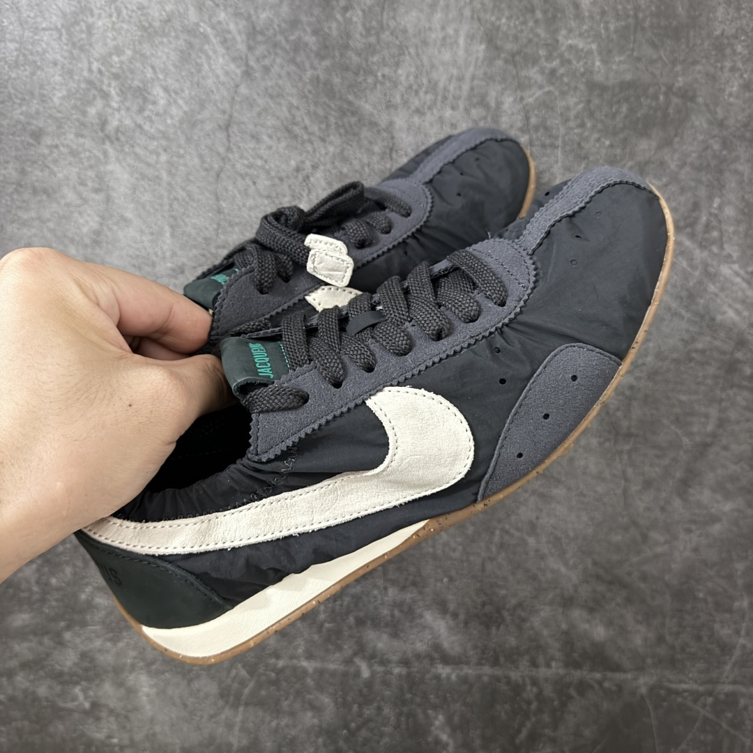 图片[2]-【纯原版】Jacquemus x Nike Jacumoon 舒适 低帮生活休闲鞋 黑白色 货号：HV8547-001 全新品质 细节升级 头层皮料 私模大底 配件齐全 目前市场最优品质 Nike和Jacquemus再度联手 鞋型高度还原了元年版的复古轮廓 细节点上在终于原味的基础上于鞋口处加入了松紧带设计 提升了穿脱的便捷性与贴合度 鞋身两侧是宽大的复古 Swoosh，而鞋舌上则点缀着专属的JACQUEMUS 标记，彰显联名 尺码：36-47.5全码出货-选品中心