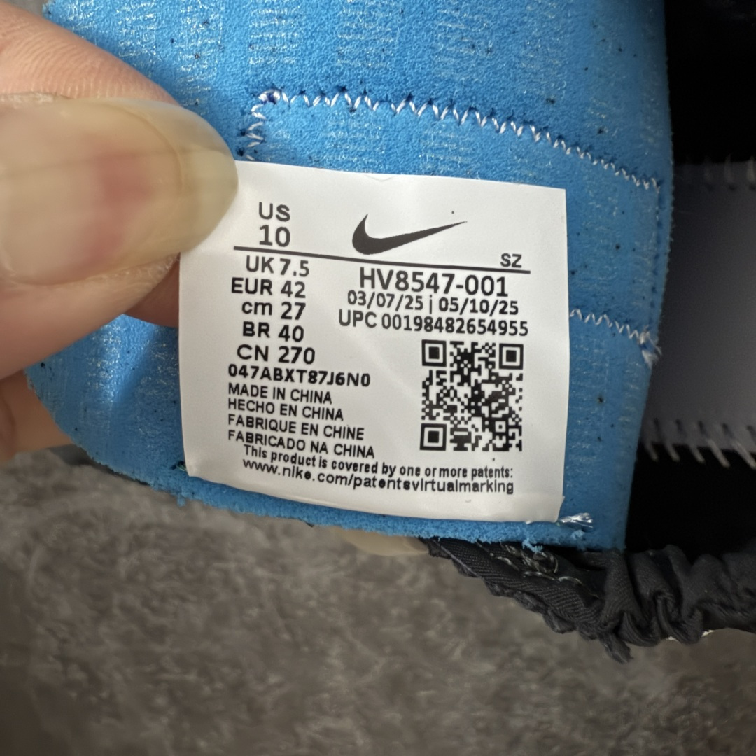 图片[10]-【纯原版】Jacquemus x Nike Jacumoon 舒适 低帮生活休闲鞋 黑白色 货号：HV8547-001 全新品质 细节升级 头层皮料 私模大底 配件齐全 目前市场最优品质 Nike和Jacquemus再度联手 鞋型高度还原了元年版的复古轮廓 细节点上在终于原味的基础上于鞋口处加入了松紧带设计 提升了穿脱的便捷性与贴合度 鞋身两侧是宽大的复古 Swoosh，而鞋舌上则点缀着专属的JACQUEMUS 标记，彰显联名 尺码：36-47.5全码出货-选品中心