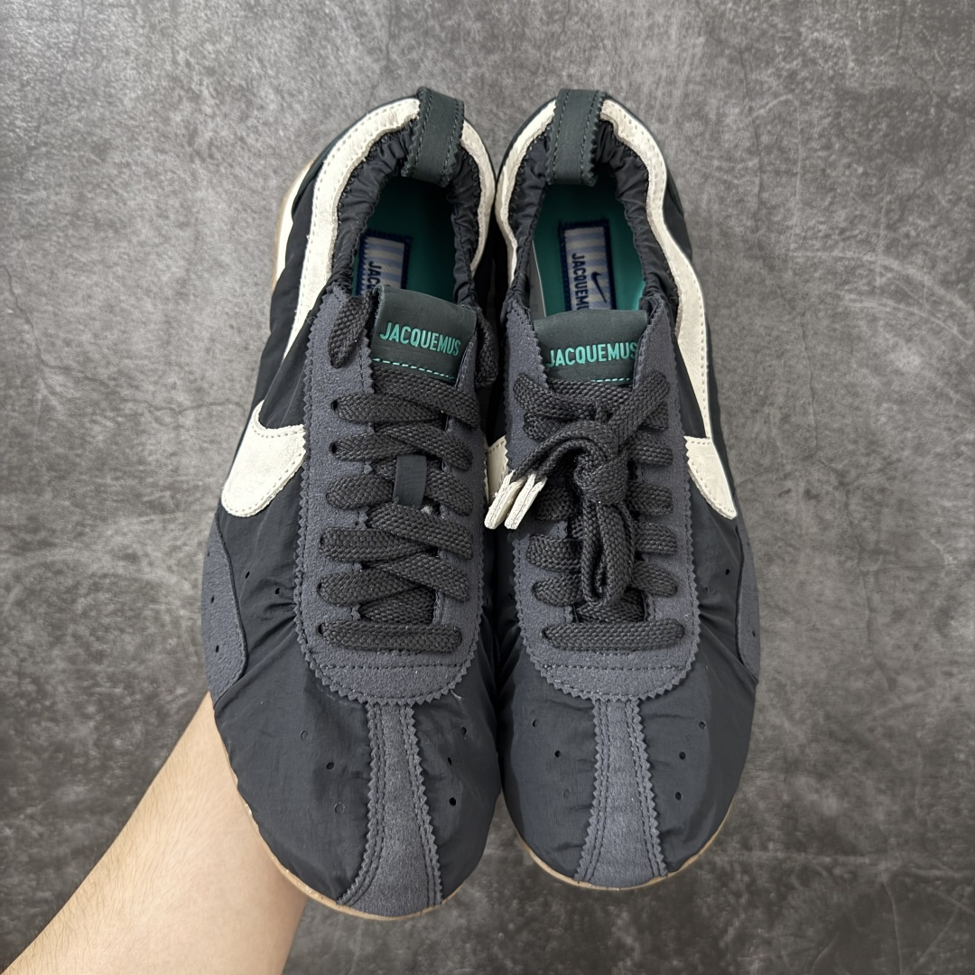 图片[3]-【纯原版】Jacquemus x Nike Jacumoon 舒适 低帮生活休闲鞋 黑白色 货号：HV8547-001 全新品质 细节升级 头层皮料 私模大底 配件齐全 目前市场最优品质 Nike和Jacquemus再度联手 鞋型高度还原了元年版的复古轮廓 细节点上在终于原味的基础上于鞋口处加入了松紧带设计 提升了穿脱的便捷性与贴合度 鞋身两侧是宽大的复古 Swoosh，而鞋舌上则点缀着专属的JACQUEMUS 标记，彰显联名 尺码：36-47.5全码出货-选品中心