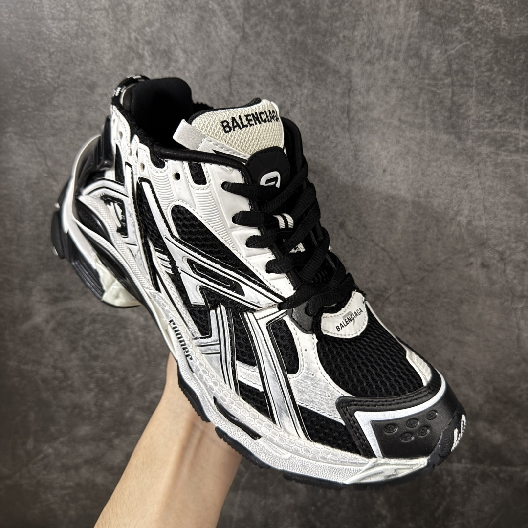 图片[3]-【公司级H版】BALENCIAGA Runner 巴黎世家七代 黑白色 此系列是通过溢胶、做旧、缝线等细节 展示了设计师 Demna 的运动鞋风格 用一双「旧鞋」传递复古感 后侧板、翘起的鞋头 则展示了 Demna 在结构上的未来构想 原装大盒从里到外一切百分百还原官方配置 顶级专供碾压一切版本 尺码：35 36 37 38 39 40 41 42 43 44 45 46-选品中心