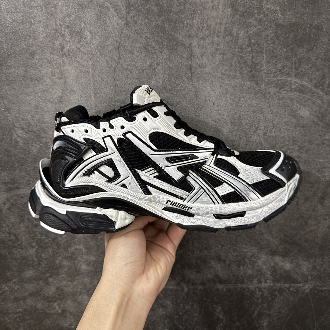 【公司级H版】BALENCIAGA Runner 巴黎世家七代 黑白色 此系列是通过溢胶、做旧、缝线等细节 展示了设计师 Demna 的运动鞋风格 用一双「旧鞋」传递复古感 后侧板、翘起的鞋头 则展示了 Demna 在结构上的未来构想 原装大盒从里到外一切百分百还原官方配置 顶级专供碾压一切版本 尺码：35 36 37 38 39 40 41 42 43 44 45 46-选品中心