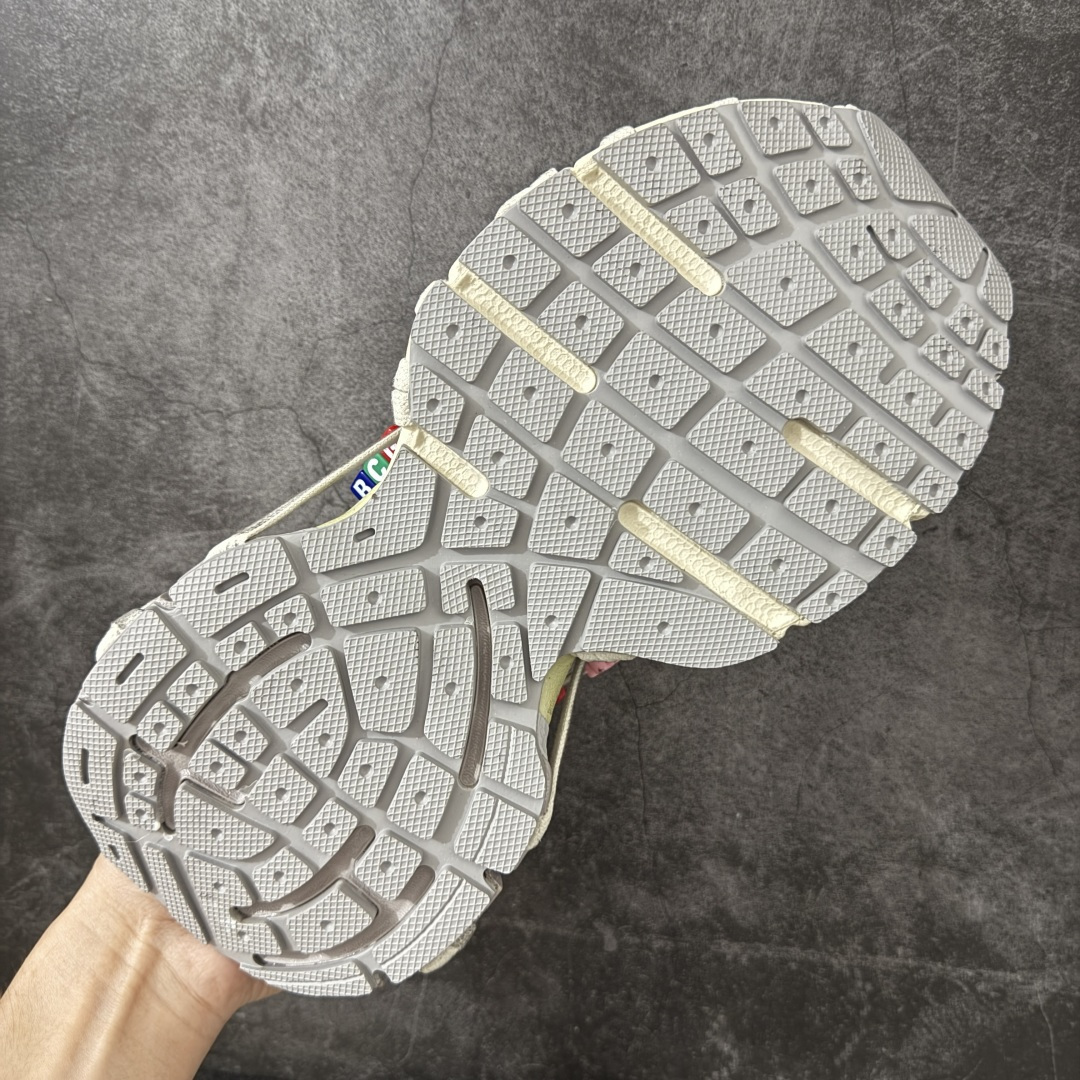 图片[9]-【X版纯原】BALENCIAGA 3XL Sneakers 巴黎世家十代网布系带低帮走秀复古老爹鞋 全新版本 全新顶端品质 全套原纸板楦头开发 最原汁原味的灵魂版型 全鞋荧光划线卡点 胶水把控整洁度追求极致完美 每一双都是工艺品 多重QC质检 超越公司货的品控标准 实实在在的免检产品 原盒原配 正确字体电绣 粗细、位置、大小正确 侧边TPU 透气孔匹配意产原版 正确分离大底 TPU软底 原版一致大底LOGO 立体感十足 原厂皮料水洗做旧 采购原厂网纱 不含皮革 网布材料和聚氨酯 磨损效果 鞋头边缘和后帮 Balenciaga 徽标 鞋面和后跟凸印尺码 鞋舌 3XL 橡胶品牌标识和反光细节 鞋帮拉袢和鞋舌拉祥 配反光细节 备用鞋带在鞋履前侧 可在穿着前取下 便于不同造型搭配 正常尺码 尺码：35 36 37 38 39 40 41 42 43 44 45 46-选品中心