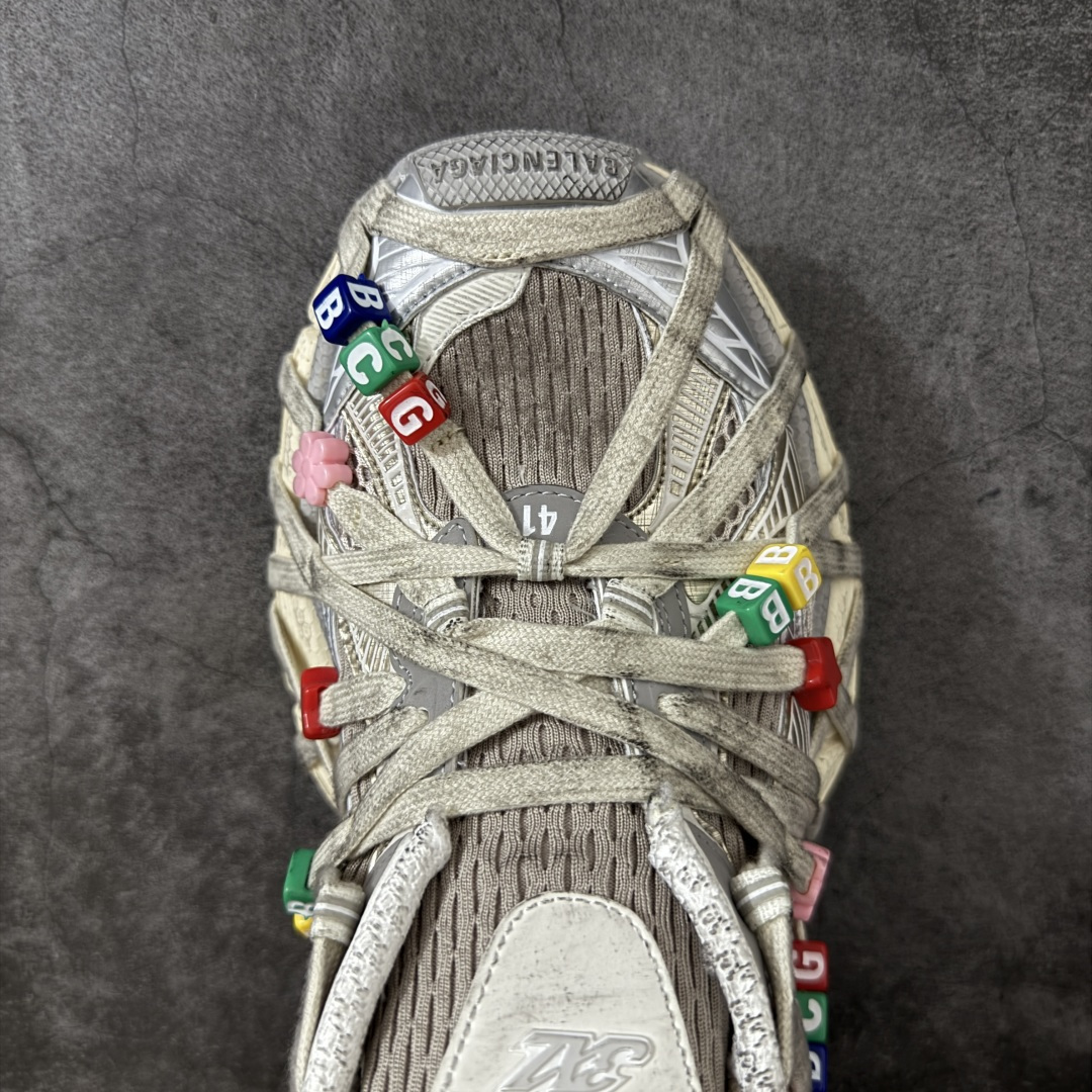 图片[5]-【X版纯原】BALENCIAGA 3XL Sneakers 巴黎世家十代网布系带低帮走秀复古老爹鞋 全新版本 全新顶端品质 全套原纸板楦头开发 最原汁原味的灵魂版型 全鞋荧光划线卡点 胶水把控整洁度追求极致完美 每一双都是工艺品 多重QC质检 超越公司货的品控标准 实实在在的免检产品 原盒原配 正确字体电绣 粗细、位置、大小正确 侧边TPU 透气孔匹配意产原版 正确分离大底 TPU软底 原版一致大底LOGO 立体感十足 原厂皮料水洗做旧 采购原厂网纱 不含皮革 网布材料和聚氨酯 磨损效果 鞋头边缘和后帮 Balenciaga 徽标 鞋面和后跟凸印尺码 鞋舌 3XL 橡胶品牌标识和反光细节 鞋帮拉袢和鞋舌拉祥 配反光细节 备用鞋带在鞋履前侧 可在穿着前取下 便于不同造型搭配 正常尺码 尺码：35 36 37 38 39 40 41 42 43 44 45 46-选品中心