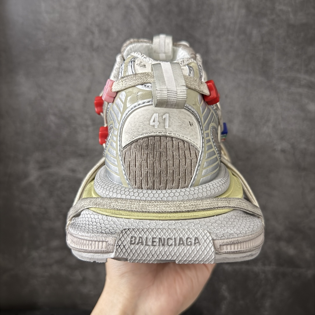 图片[4]-【X版纯原】BALENCIAGA 3XL Sneakers 巴黎世家十代网布系带低帮走秀复古老爹鞋 全新版本 全新顶端品质 全套原纸板楦头开发 最原汁原味的灵魂版型 全鞋荧光划线卡点 胶水把控整洁度追求极致完美 每一双都是工艺品 多重QC质检 超越公司货的品控标准 实实在在的免检产品 原盒原配 正确字体电绣 粗细、位置、大小正确 侧边TPU 透气孔匹配意产原版 正确分离大底 TPU软底 原版一致大底LOGO 立体感十足 原厂皮料水洗做旧 采购原厂网纱 不含皮革 网布材料和聚氨酯 磨损效果 鞋头边缘和后帮 Balenciaga 徽标 鞋面和后跟凸印尺码 鞋舌 3XL 橡胶品牌标识和反光细节 鞋帮拉袢和鞋舌拉祥 配反光细节 备用鞋带在鞋履前侧 可在穿着前取下 便于不同造型搭配 正常尺码 尺码：35 36 37 38 39 40 41 42 43 44 45 46-选品中心