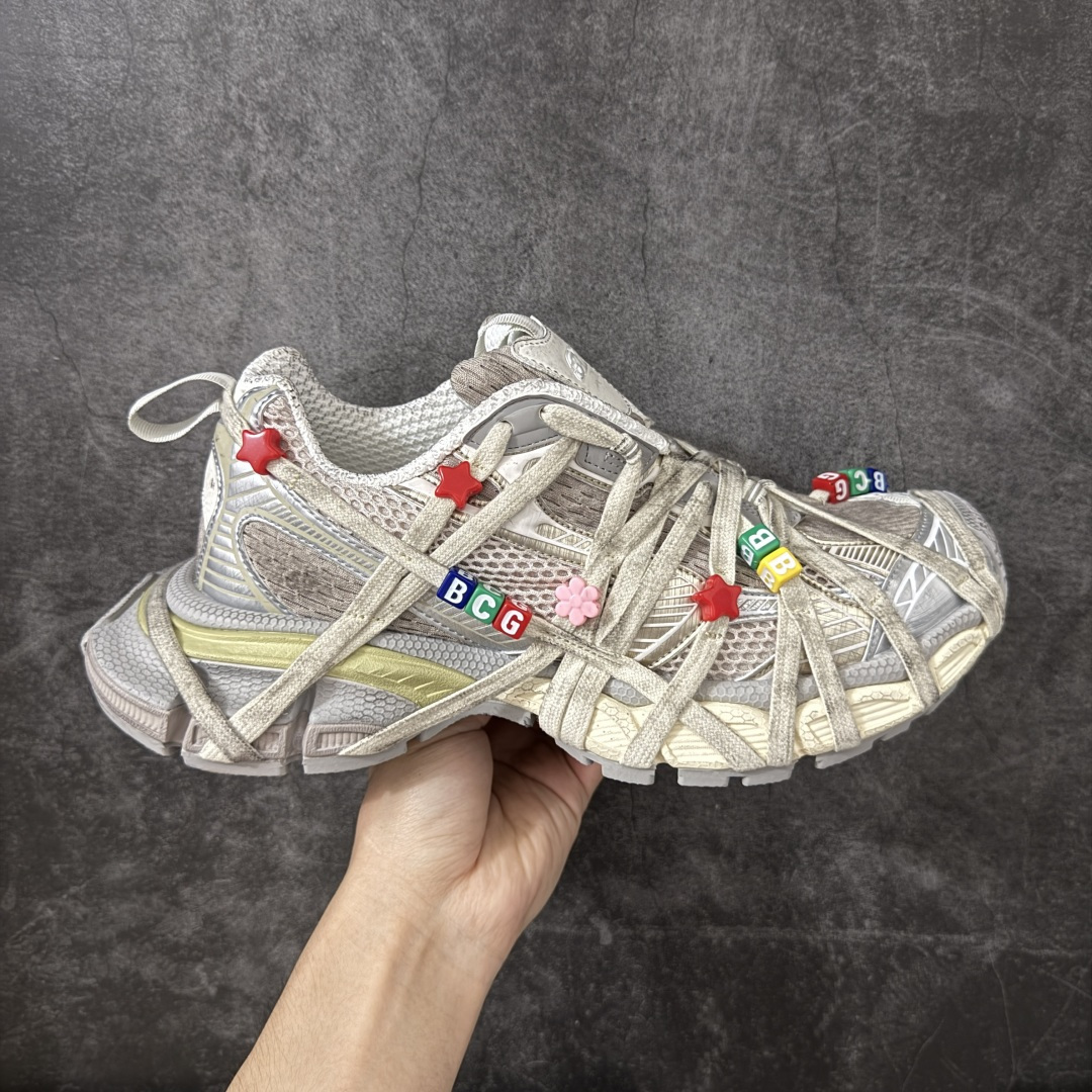 【X版纯原】BALENCIAGA 3XL Sneakers 巴黎世家十代网布系带低帮走秀复古老爹鞋 全新版本 全新顶端品质 全套原纸板楦头开发 最原汁原味的灵魂版型 全鞋荧光划线卡点 胶水把控整洁度追求极致完美 每一双都是工艺品 多重QC质检 超越公司货的品控标准 实实在在的免检产品 原盒原配 正确字体电绣 粗细、位置、大小正确 侧边TPU 透气孔匹配意产原版 正确分离大底 TPU软底 原版一致大底LOGO 立体感十足 原厂皮料水洗做旧 采购原厂网纱 不含皮革 网布材料和聚氨酯 磨损效果 鞋头边缘和后帮 Balenciaga 徽标 鞋面和后跟凸印尺码 鞋舌 3XL 橡胶品牌标识和反光细节 鞋帮拉袢和鞋舌拉祥 配反光细节 备用鞋带在鞋履前侧 可在穿着前取下 便于不同造型搭配 正常尺码 尺码：35 36 37 38 39 40 41 42 43 44 45 46-选品中心