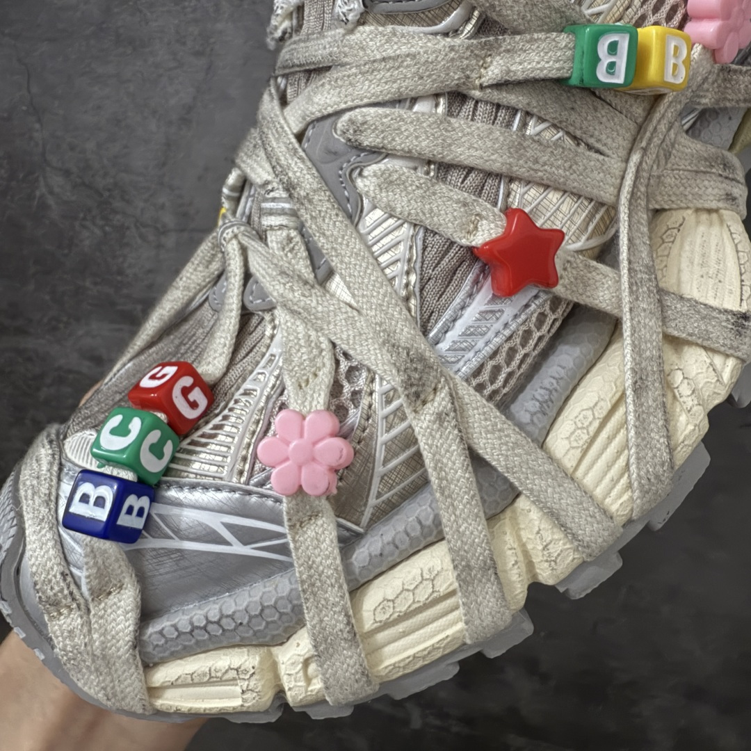 图片[6]-【X版纯原】BALENCIAGA 3XL Sneakers 巴黎世家十代网布系带低帮走秀复古老爹鞋 全新版本 全新顶端品质 全套原纸板楦头开发 最原汁原味的灵魂版型 全鞋荧光划线卡点 胶水把控整洁度追求极致完美 每一双都是工艺品 多重QC质检 超越公司货的品控标准 实实在在的免检产品 原盒原配 正确字体电绣 粗细、位置、大小正确 侧边TPU 透气孔匹配意产原版 正确分离大底 TPU软底 原版一致大底LOGO 立体感十足 原厂皮料水洗做旧 采购原厂网纱 不含皮革 网布材料和聚氨酯 磨损效果 鞋头边缘和后帮 Balenciaga 徽标 鞋面和后跟凸印尺码 鞋舌 3XL 橡胶品牌标识和反光细节 鞋帮拉袢和鞋舌拉祥 配反光细节 备用鞋带在鞋履前侧 可在穿着前取下 便于不同造型搭配 正常尺码 尺码：35 36 37 38 39 40 41 42 43 44 45 46-选品中心